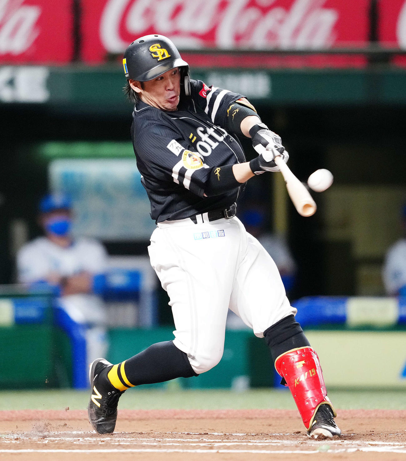 西武対ソフトバンク　6回表ソフトバンク2死一、二塁、左越え3点本塁打を放つ甲斐（撮影・江口和貴）
