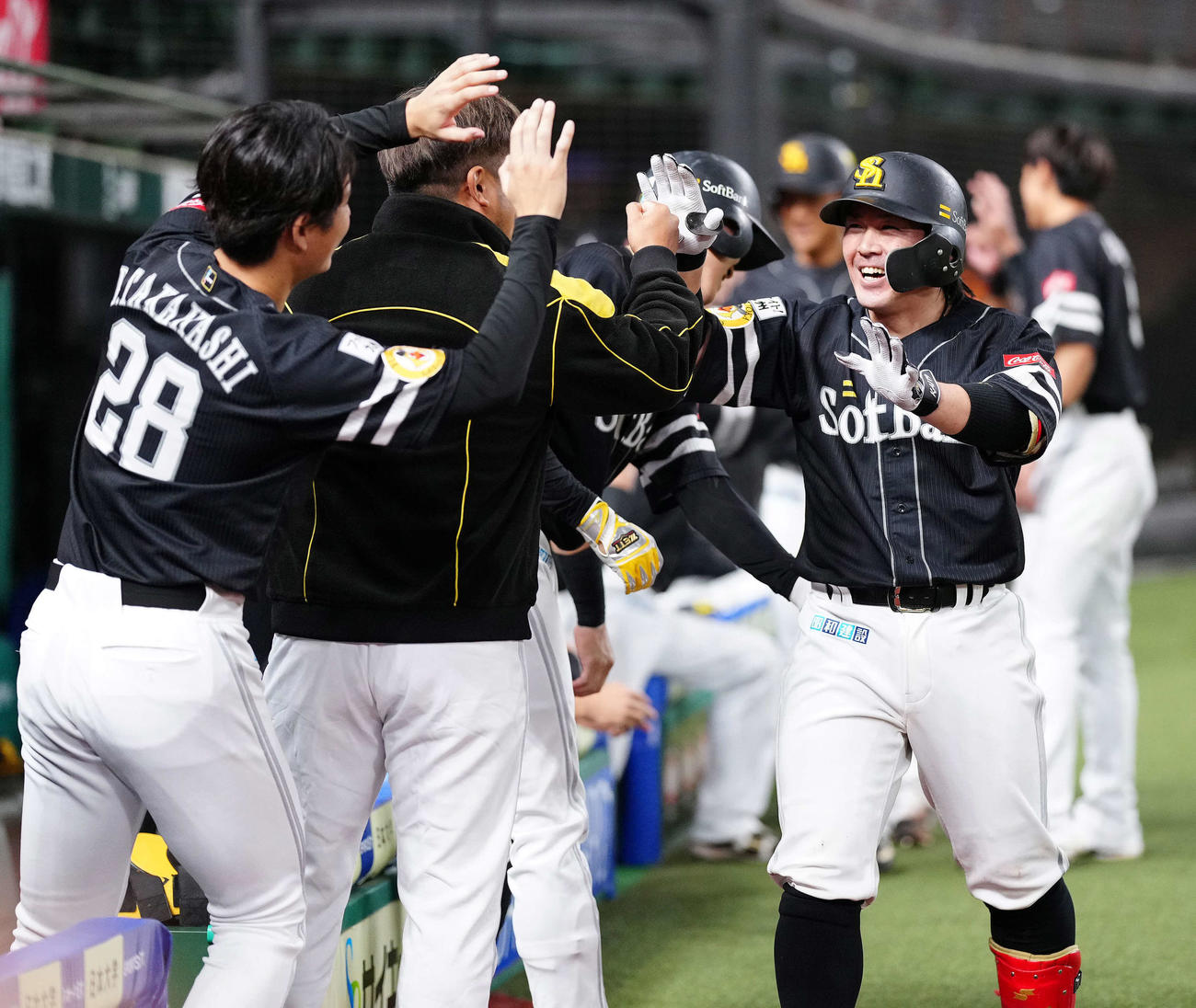 西武対ソフトバンク　6回表ソフトバンク2死一、二塁、逆転3点本塁打を放ちナインとタッチをかわす甲斐（右）（撮影・江口和貴）