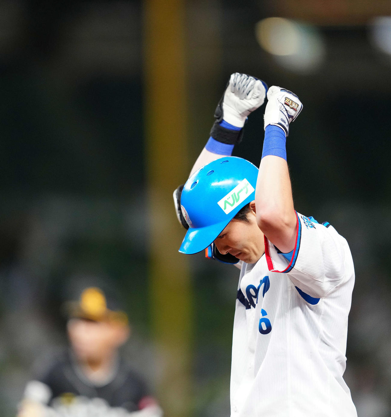 西武対ソフトバンク　8回裏西武2死二、三塁、逆転となる2点適時打を放ち塁上でガッツポーズする源田（撮影・江口和貴）