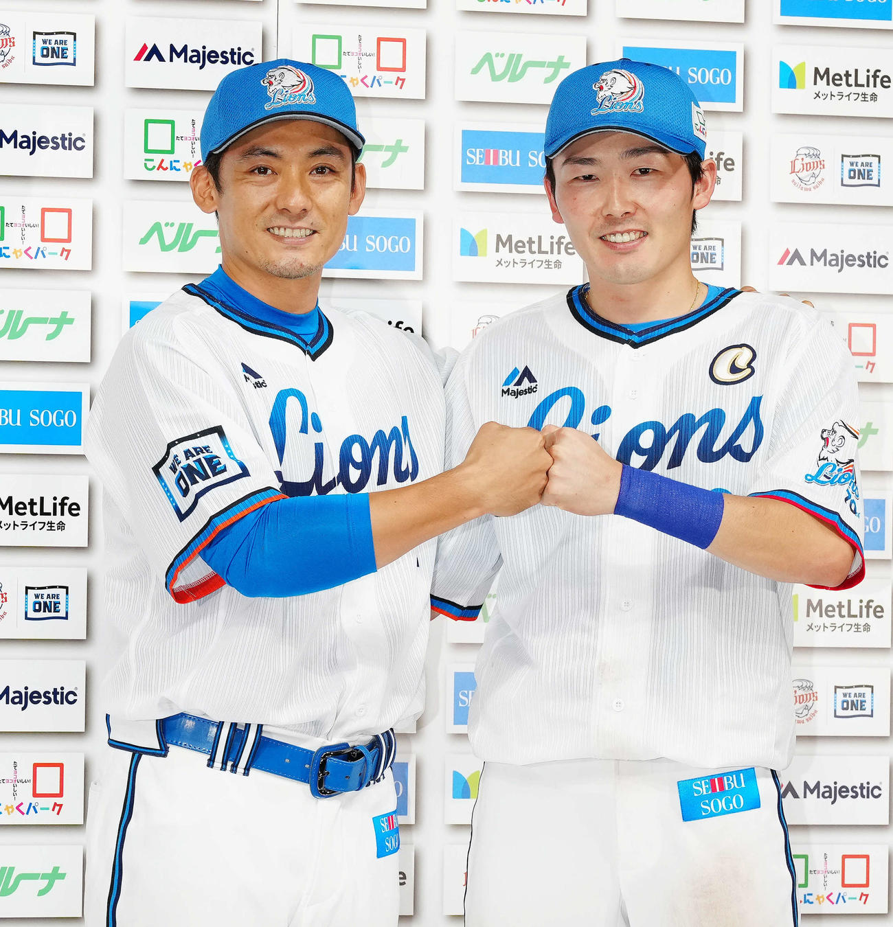 西武対ソフトバンク　お立ち台でタッチをかわす西武栗山（左）と源田（撮影・江口和貴）