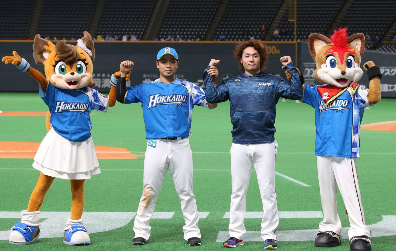 日本ハム対楽天　試合後、ガッツポーズの近藤（左）と伊藤（撮影・黒川智章）