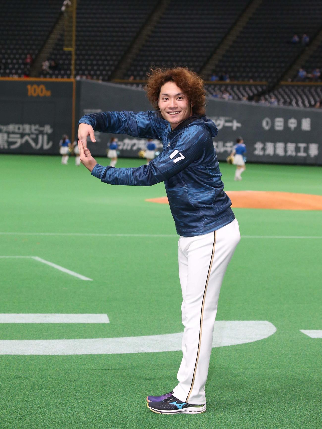 日本ハム対楽天　9勝目を挙げ、体で「9」をつくって笑顔を見せる日本ハム伊藤（撮影・黒川智章）