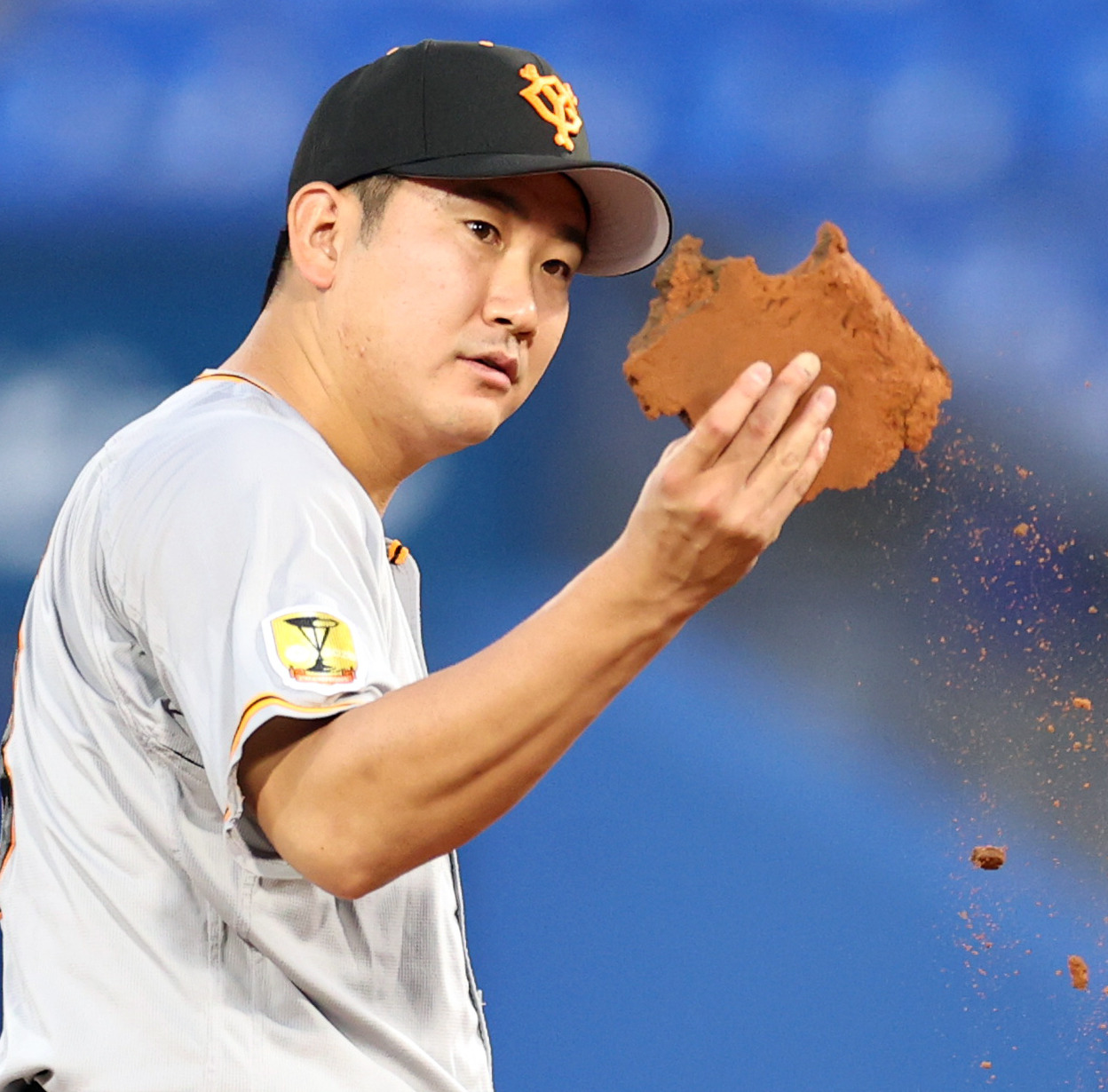 DeNA対巨人　1回裏、投球前、マウンドの大きな土の塊を取り上げる巨人先発の菅野（撮影・狩俣裕三）