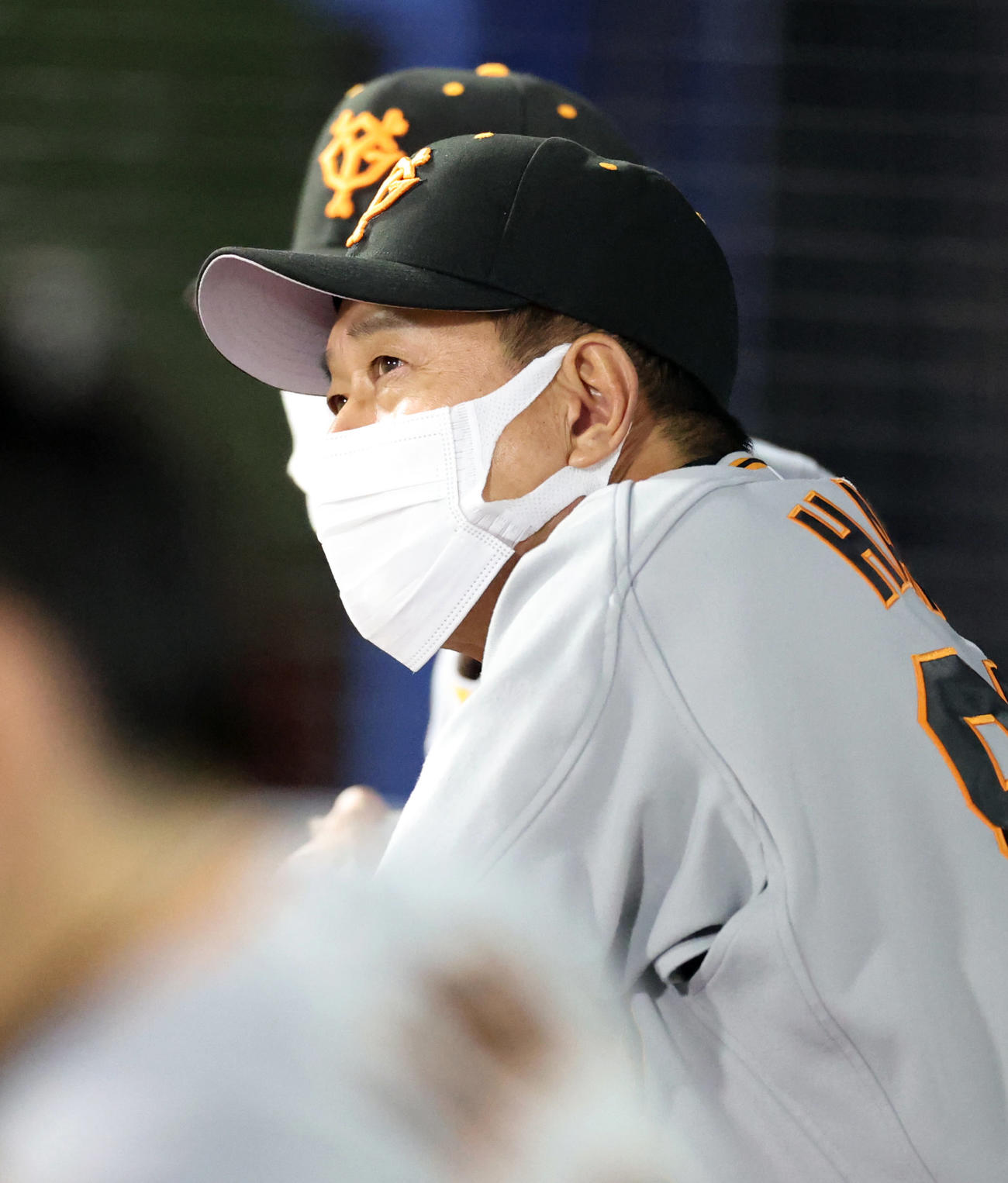 DeNA対巨人　9回表、険しい表情でスコアボードを見つめる原監督（撮影・狩俣裕三）