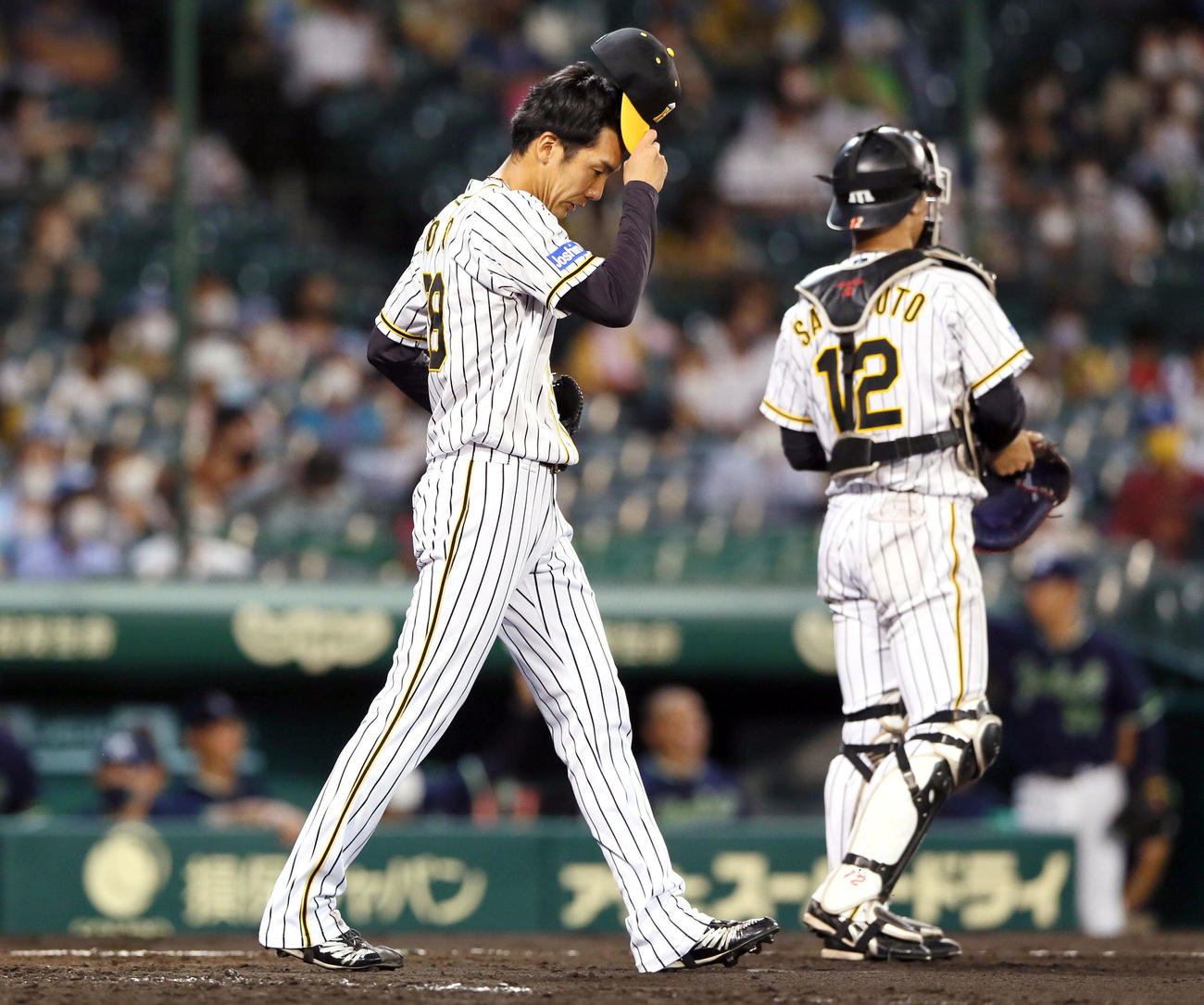 阪神対ヤクルト　8回表ヤクルト2死一、三塁、小野（左）は坂口に中適時二塁打を浴び下を向く（撮影・上山淳一）