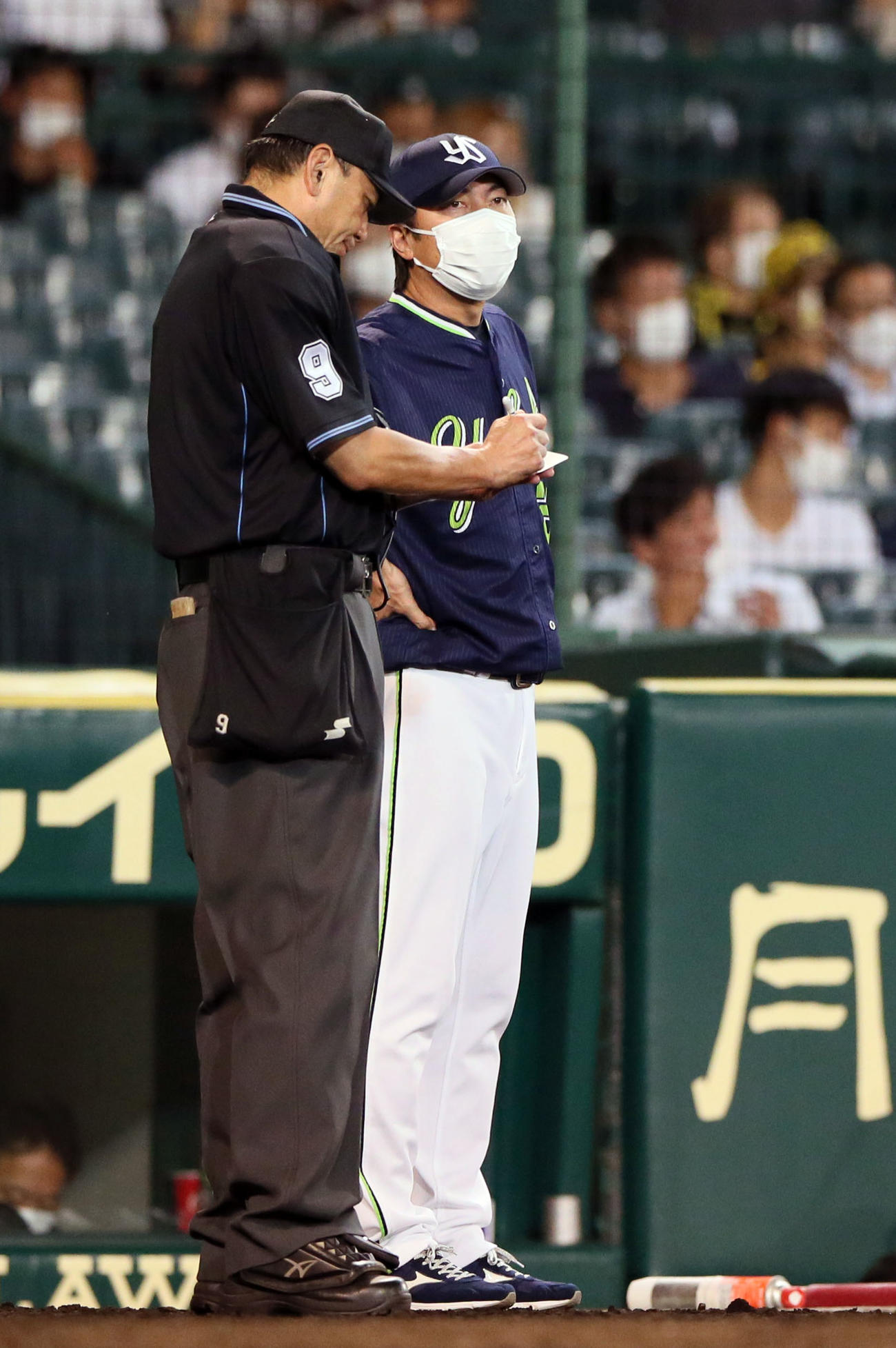阪神対ヤクルト　8回の攻撃を終え、ヤクルト高津監督（右）は主審に交代を告げる（撮影・上山淳一）