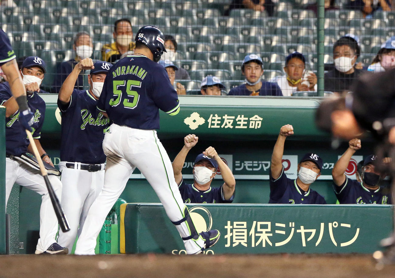 阪神対ヤクルト　3回表ヤクルト1死一、二塁、高津監督（左から4人目）は右中間越え3点本塁打を放った村上（手前）を出迎える（撮影・上山淳一）