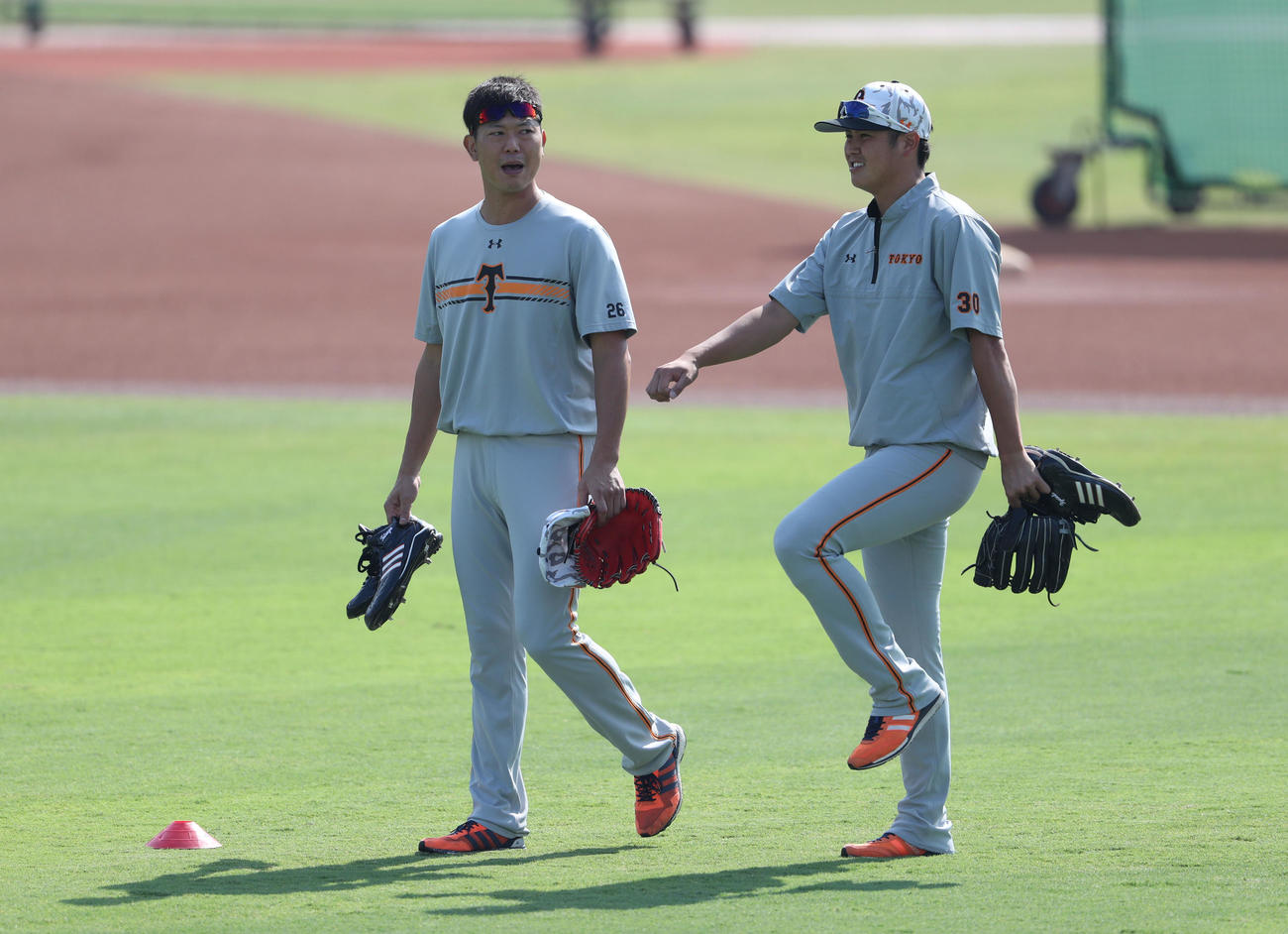 試合前の練習に、行進しながら登場する巨人宮国（右）。左は内海哲也（2018年8月11日撮影）