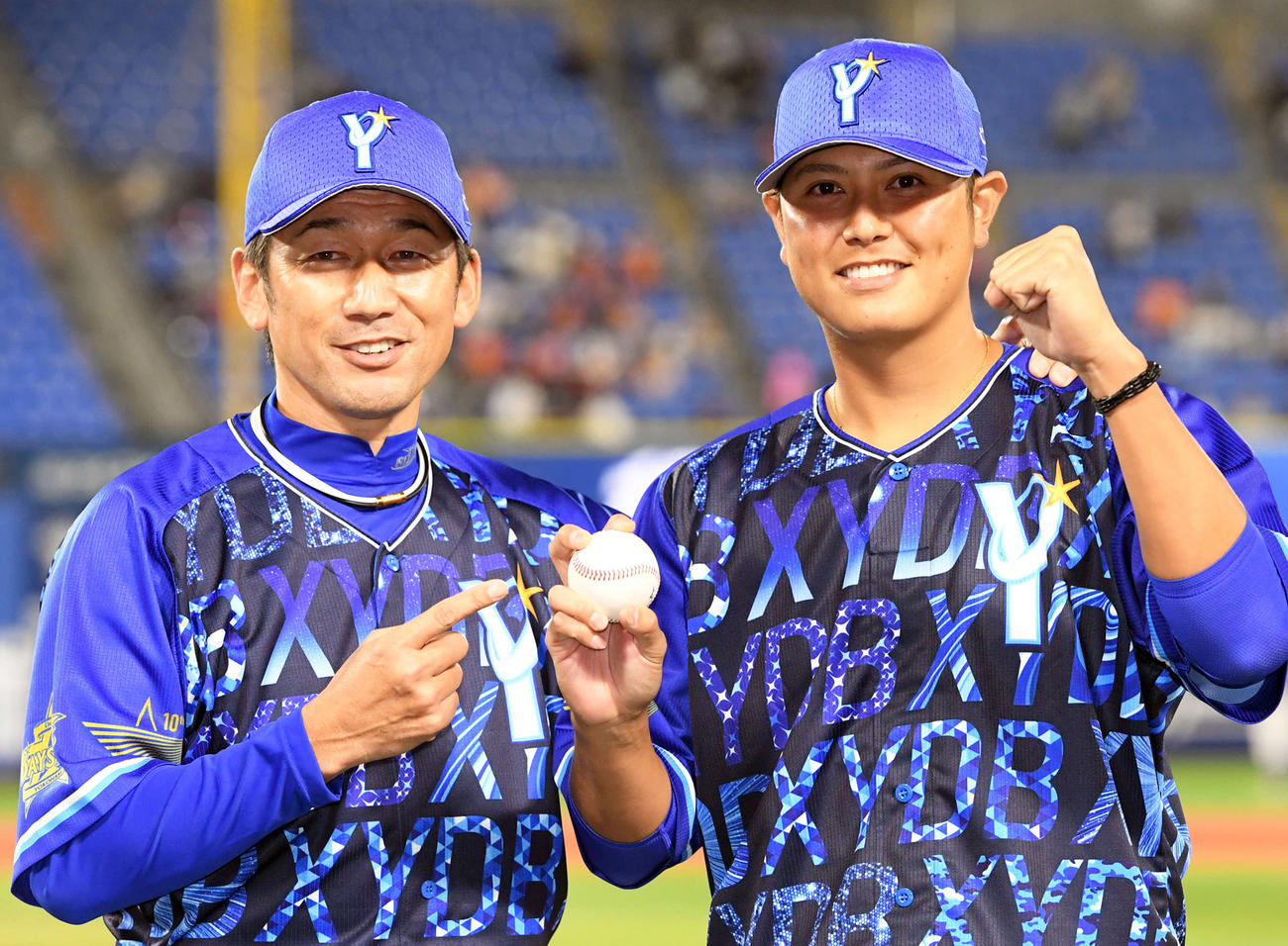 移籍後、初勝利を飾りDeNA三浦監督（左）とポーズを決める宮国（撮影・たえ見朱実）