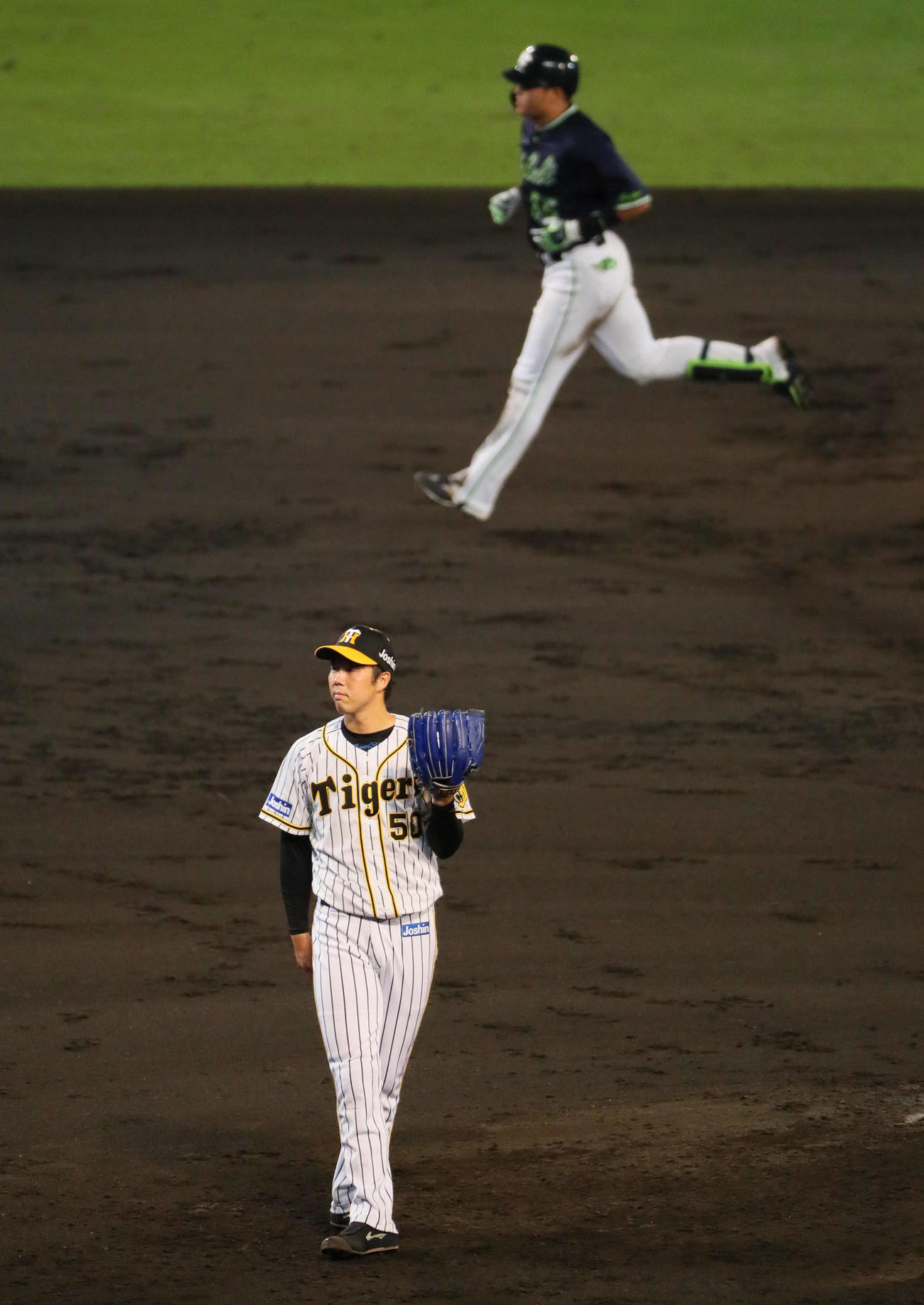 阪神対ヤクルト　3回表ヤクルト1死一、二塁、青柳は村上に右越え3点本塁打を浴びる（撮影・宮崎幸一）