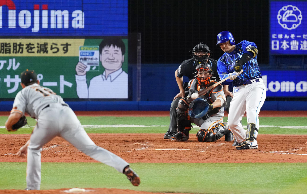 DeNA対巨人　5回裏DeNA1死一、二塁、左適時二塁打を放つ宮崎（撮影・横山健太）