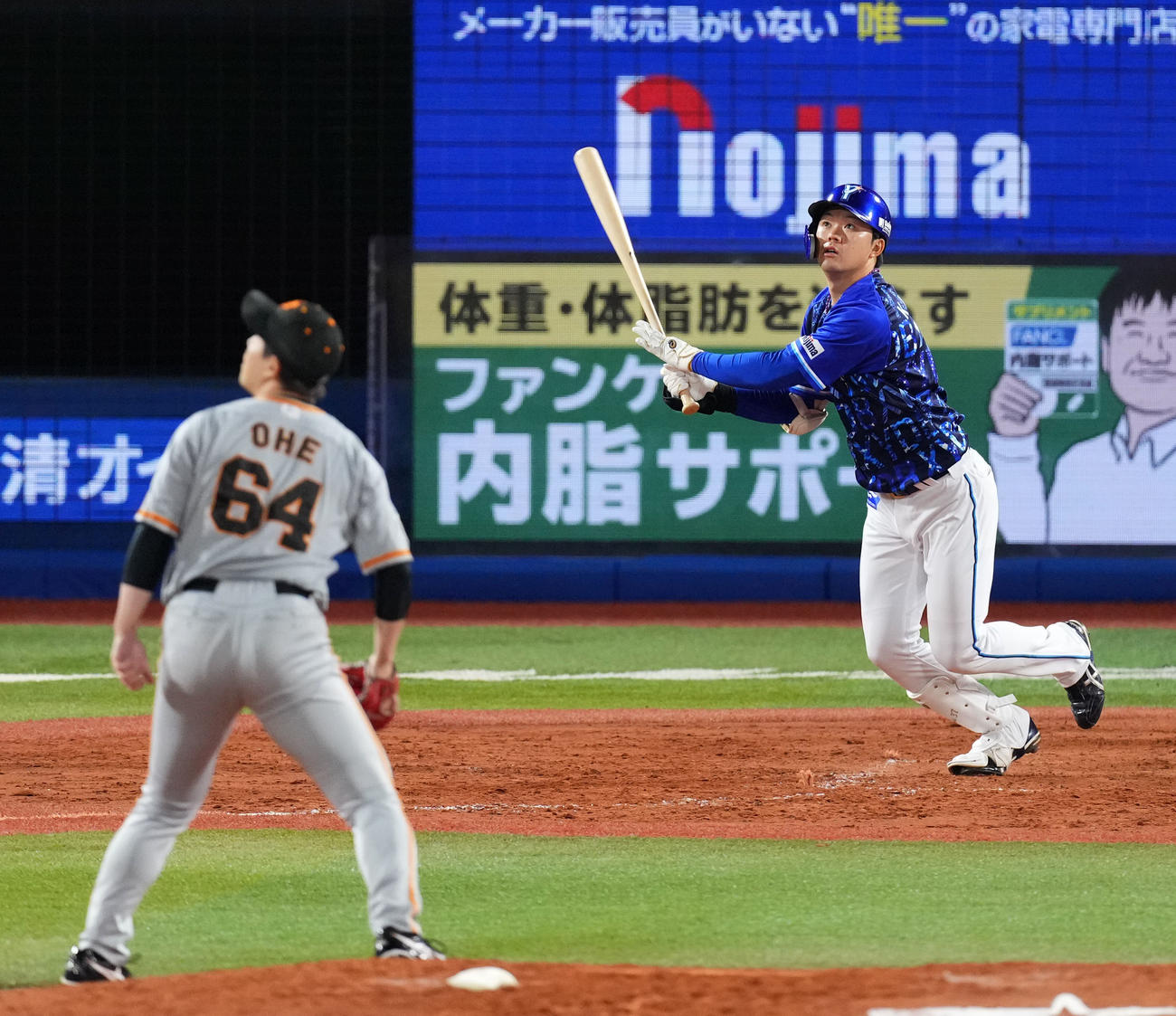 DeNA対巨人　5回裏DeNA1死一、三塁、右越え3点本塁打を放つ楠本（撮影・横山健太）