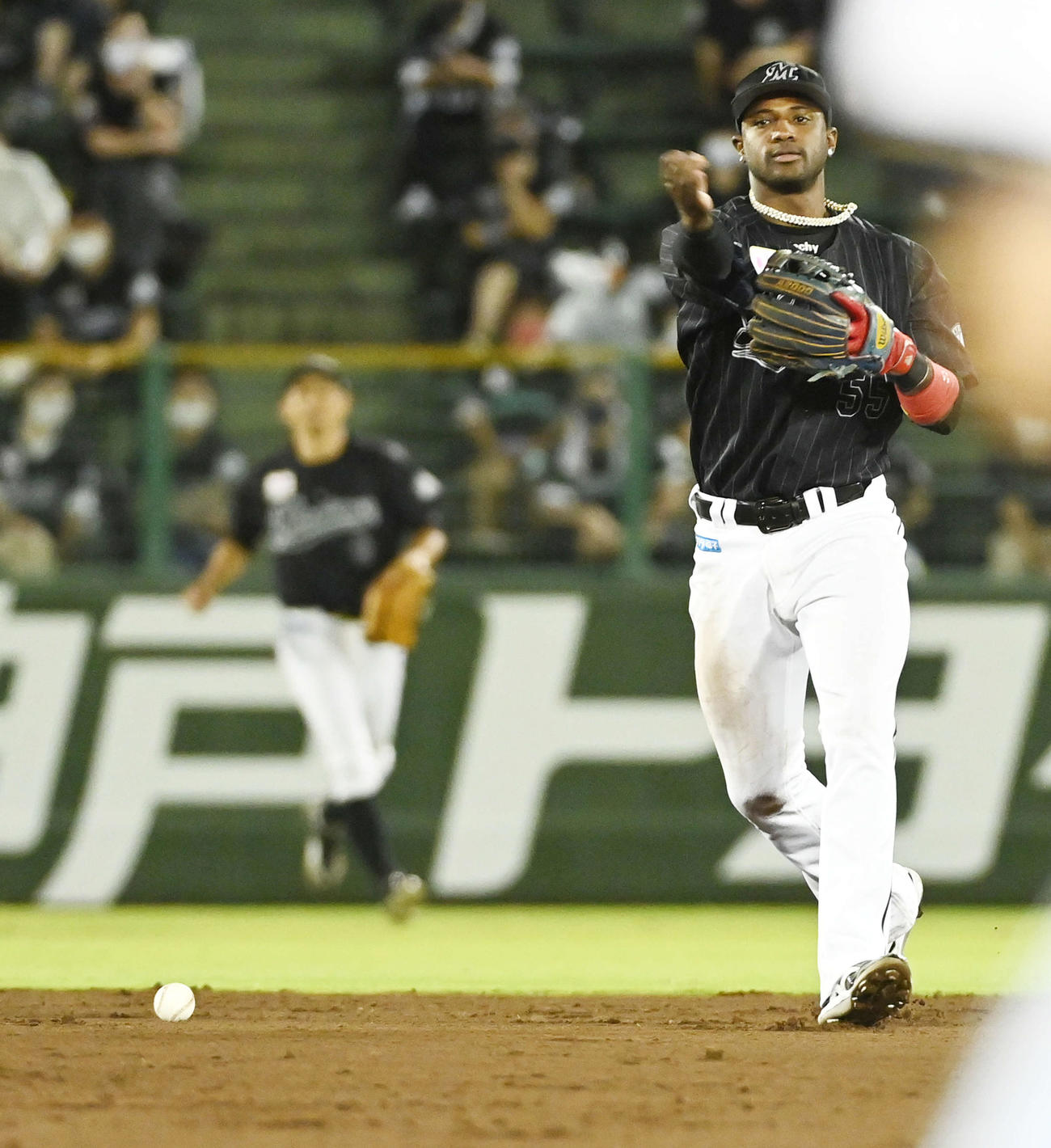 オリックス対ロッテ　8回裏オリックス2死三塁、福田の打球を遊撃手エチェバリアが適時失策（撮影・前岡正明）