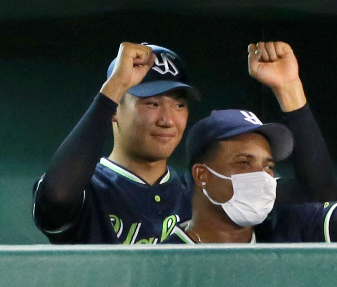 阪神対ヤクルト　8回表ヤクルト1死一、二塁、奥川（左）はオスナの左前適時打で追加点が入りベンチでガッツポーズする（撮影・上山淳一）