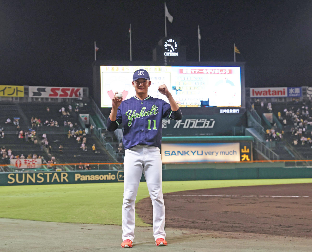 阪神対ヤクルト　甲子園で勝利をあげ笑顔でポーズをみせるヤクルト奥川（撮影・清水貴仁）