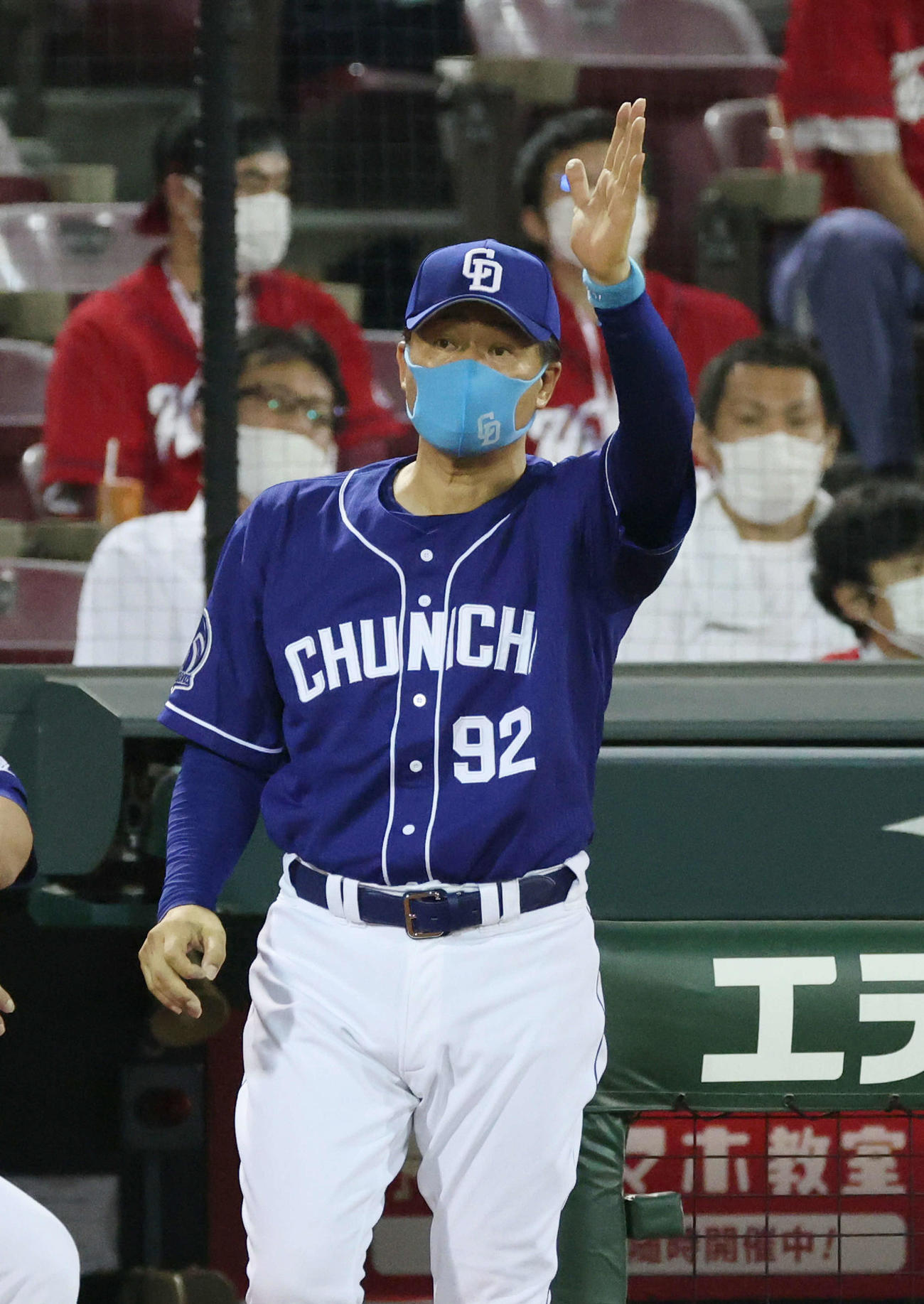 広島対中日　8回表中日1死一塁、交代を告げる与田監督（撮影・加藤孝規）