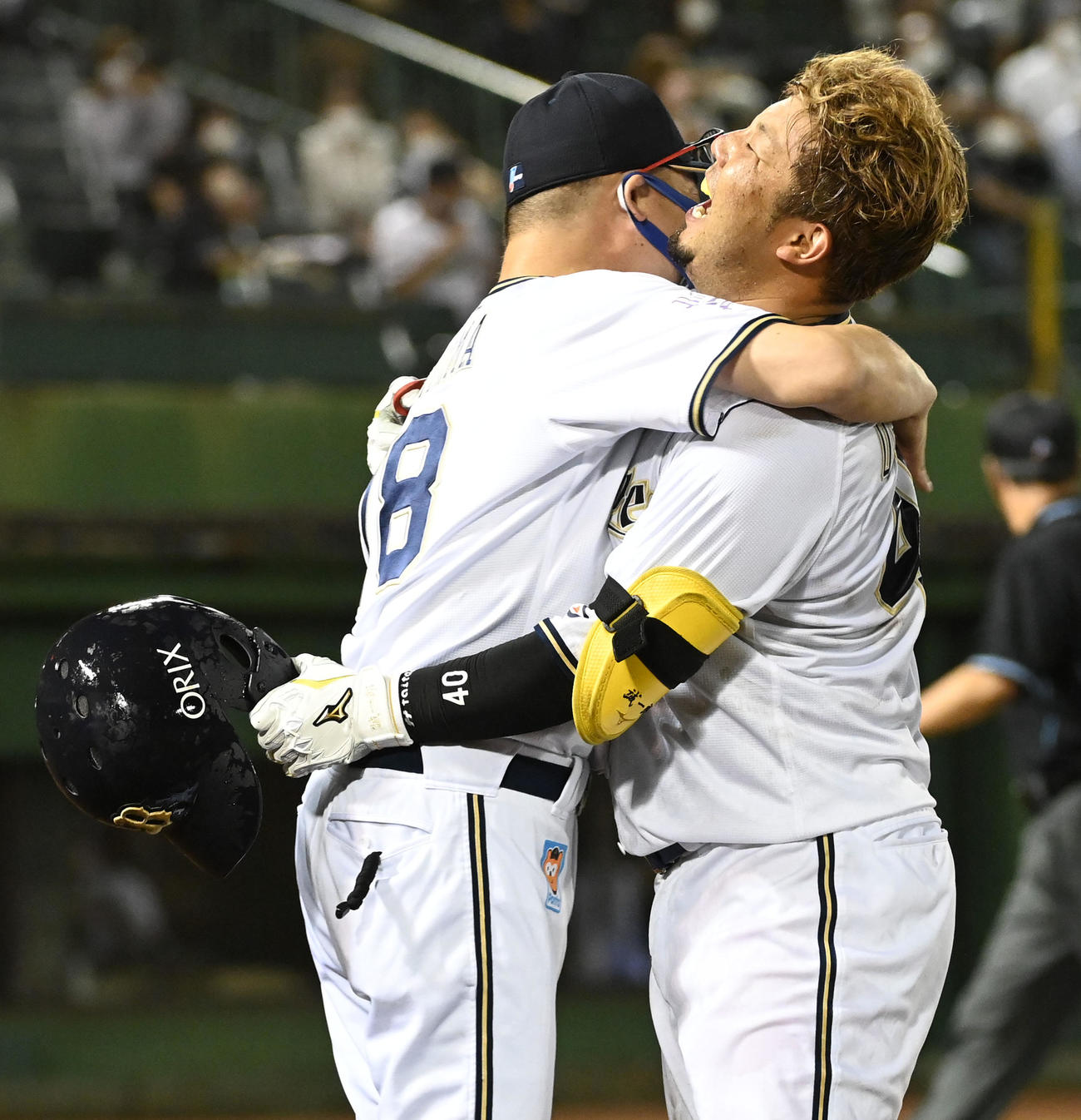 オリックス対ロッテ　9回裏オリックス1死満塁、大下はサヨナラの中越え適時打を放ち中嶋監督と歓喜のハグ（撮影・前岡正明）