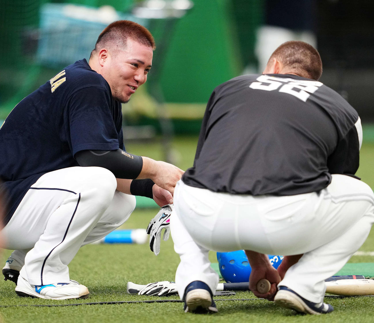 西武対ソフトバンク　試合前練習中、ソフトバンクのリチャード（右）と話す西武山川（撮影・江口和貴）