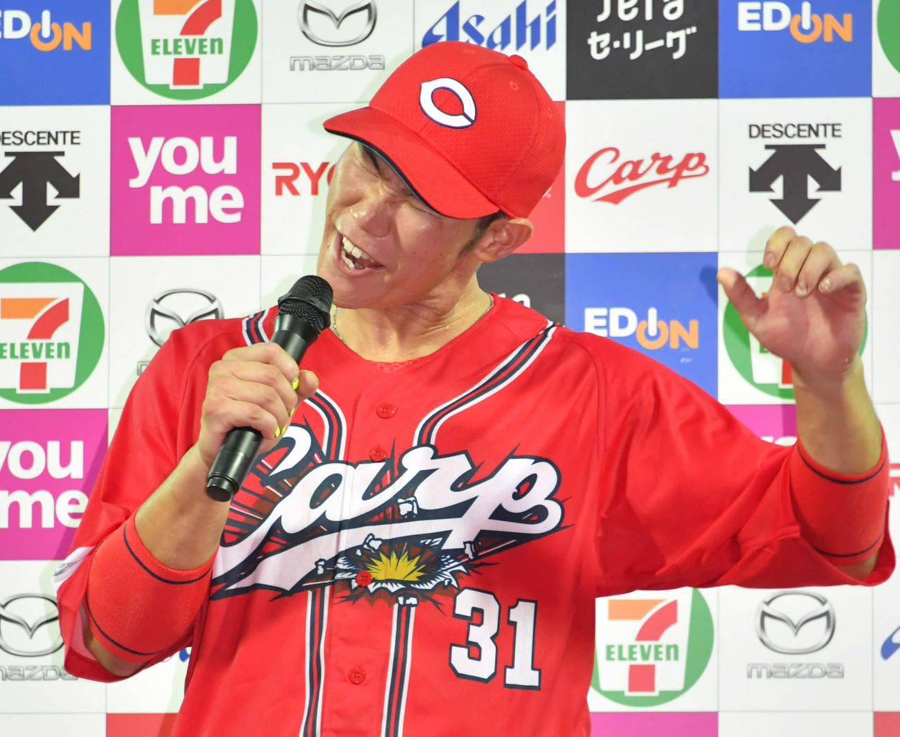 広島対中日　お立ち台で「最高です！」と絶叫する坂倉