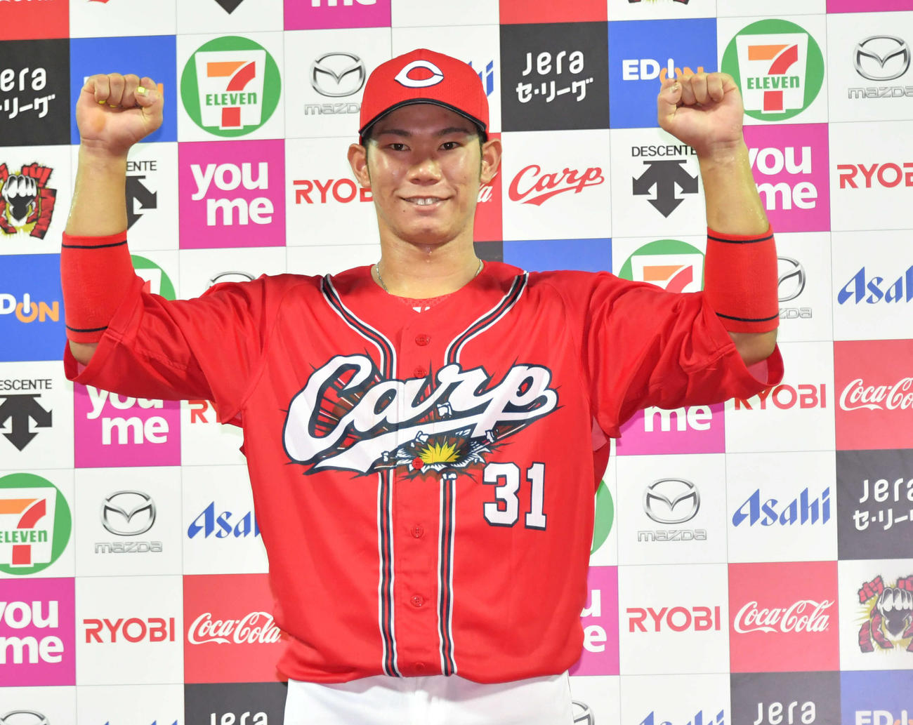 広島対中日　お立ち台でポーズを決める坂倉
