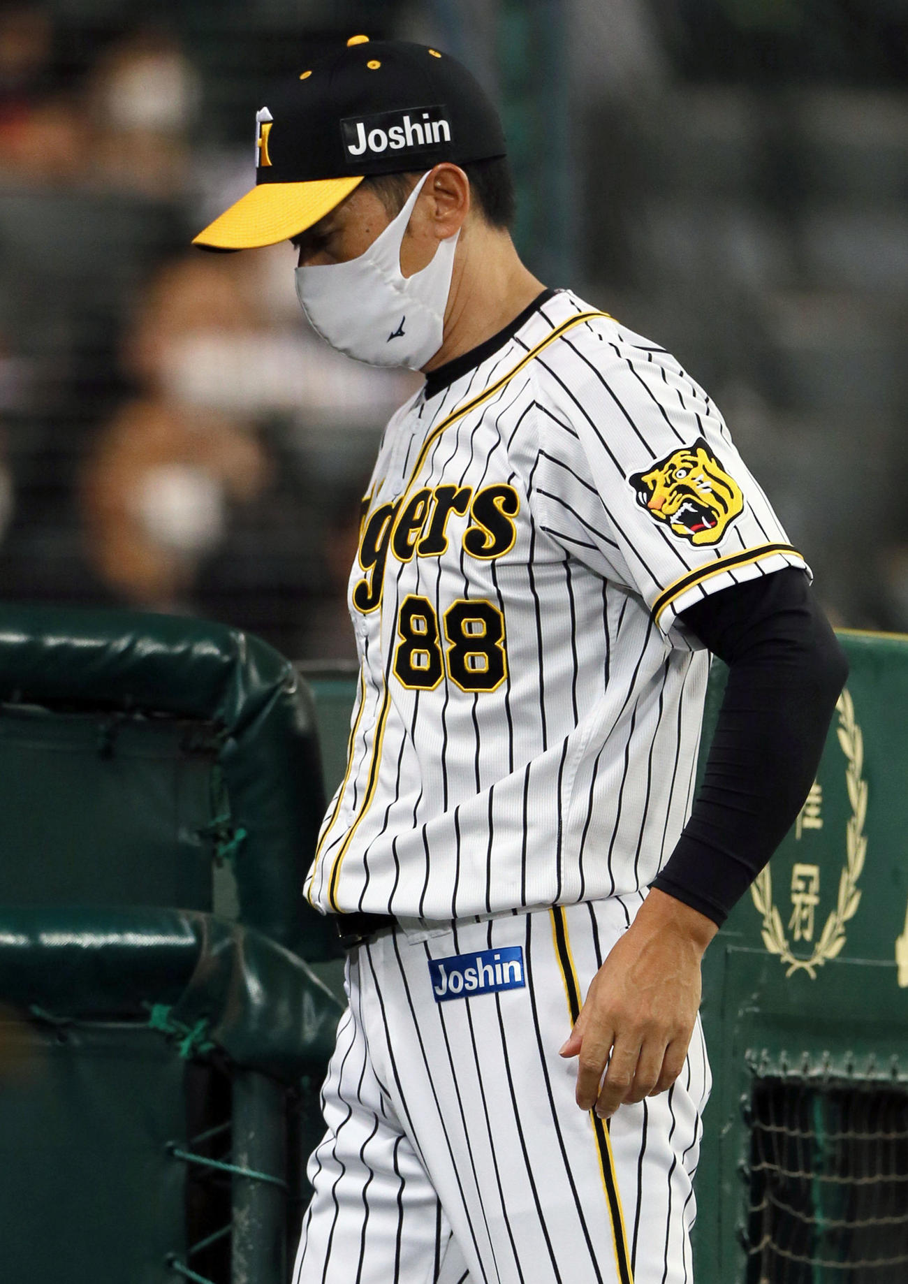 阪神対ヤクルト　8回を終え、矢野監督は選手交代を告げベンチへ戻る（撮影・上山淳一）