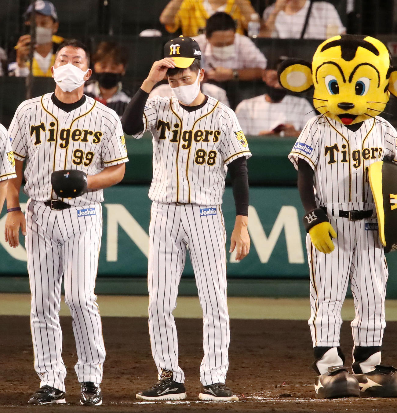 阪神対ヤクルト　ヤクルトに敗れスタンドに一礼する矢野監督（撮影・加藤哉）