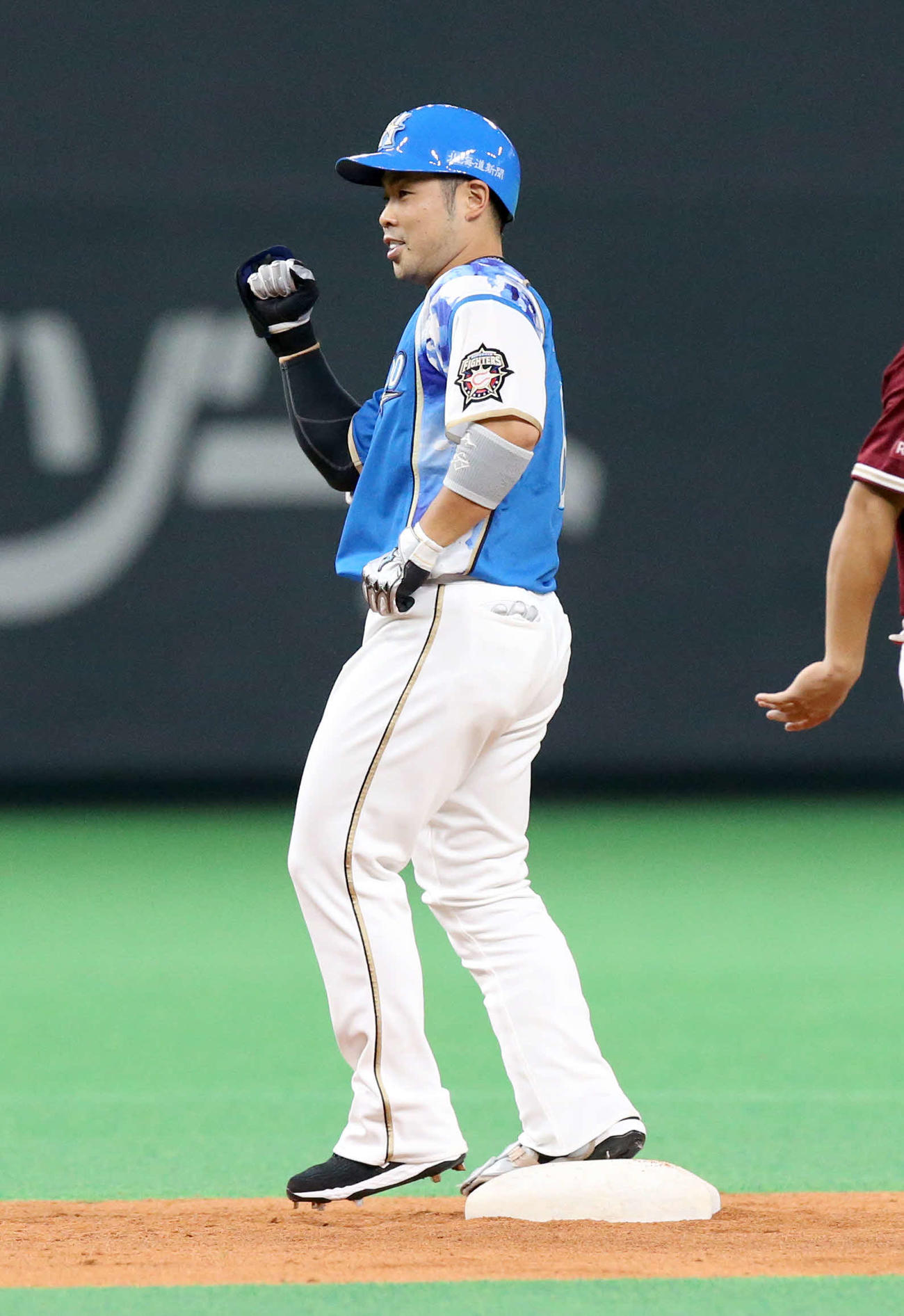 日本ハム対楽天　4回裏日本ハム1死二塁、近藤は先制となる適時二塁打を放ちガッツポーズをする（撮影・佐藤翔太）