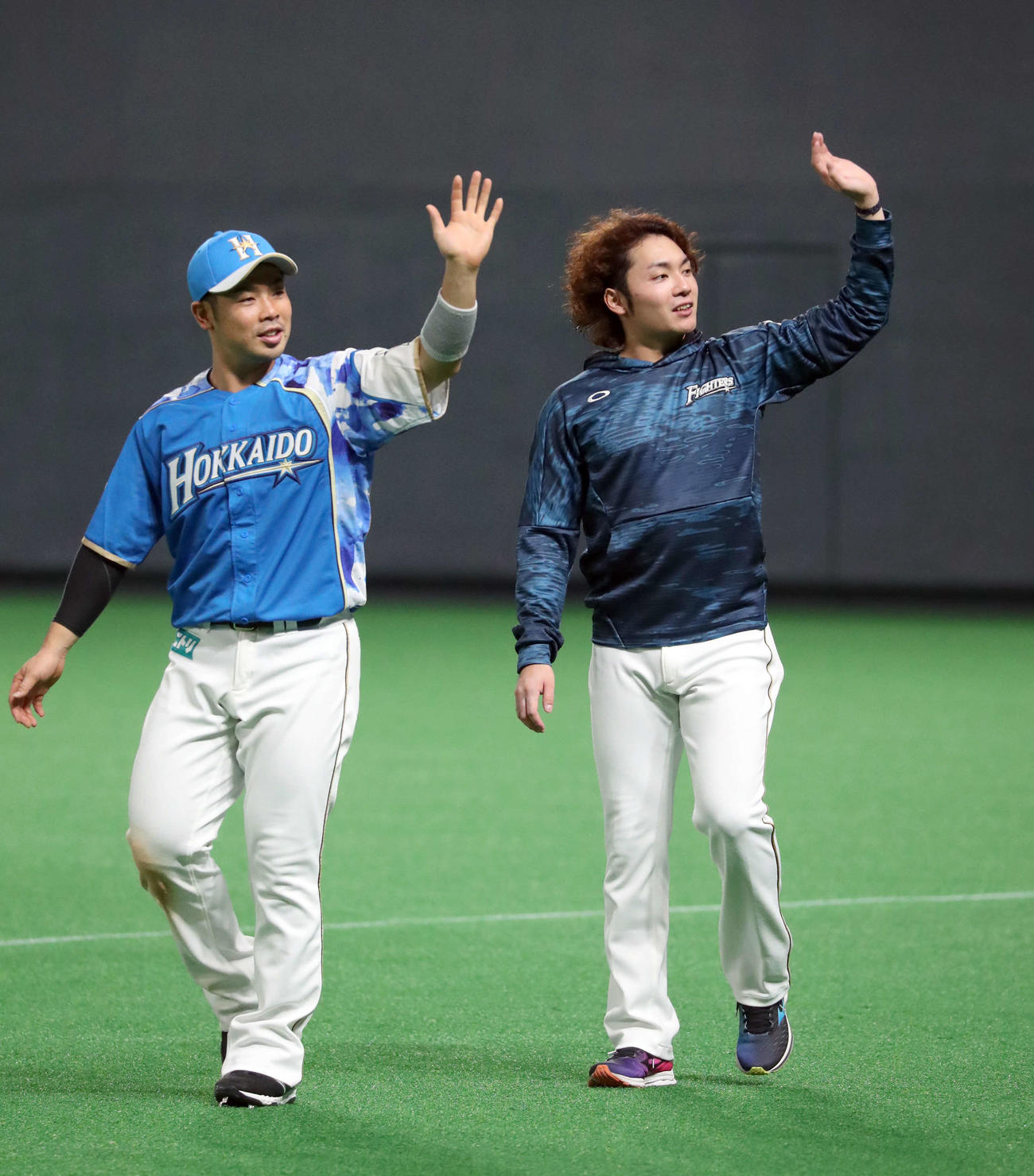 日本ハム対楽天　試合終了後、グラウンド1周する日本ハム近藤（左）と伊藤（撮影・佐藤翔太）