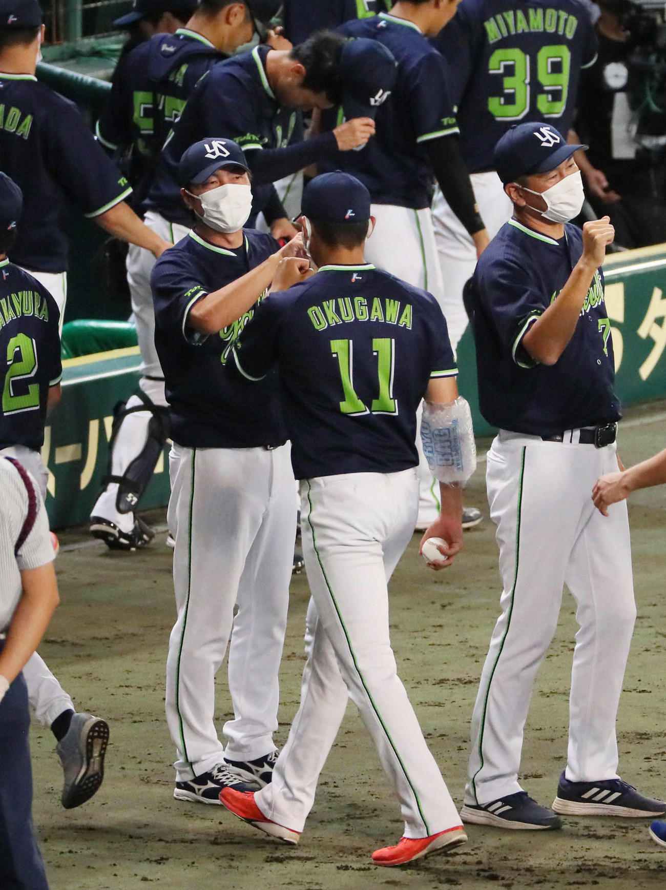 阪神対ヤクルト　高津監督（左）は甲子園で初勝利を挙げた奥川（中央）を迎える（撮影・宮崎幸一）