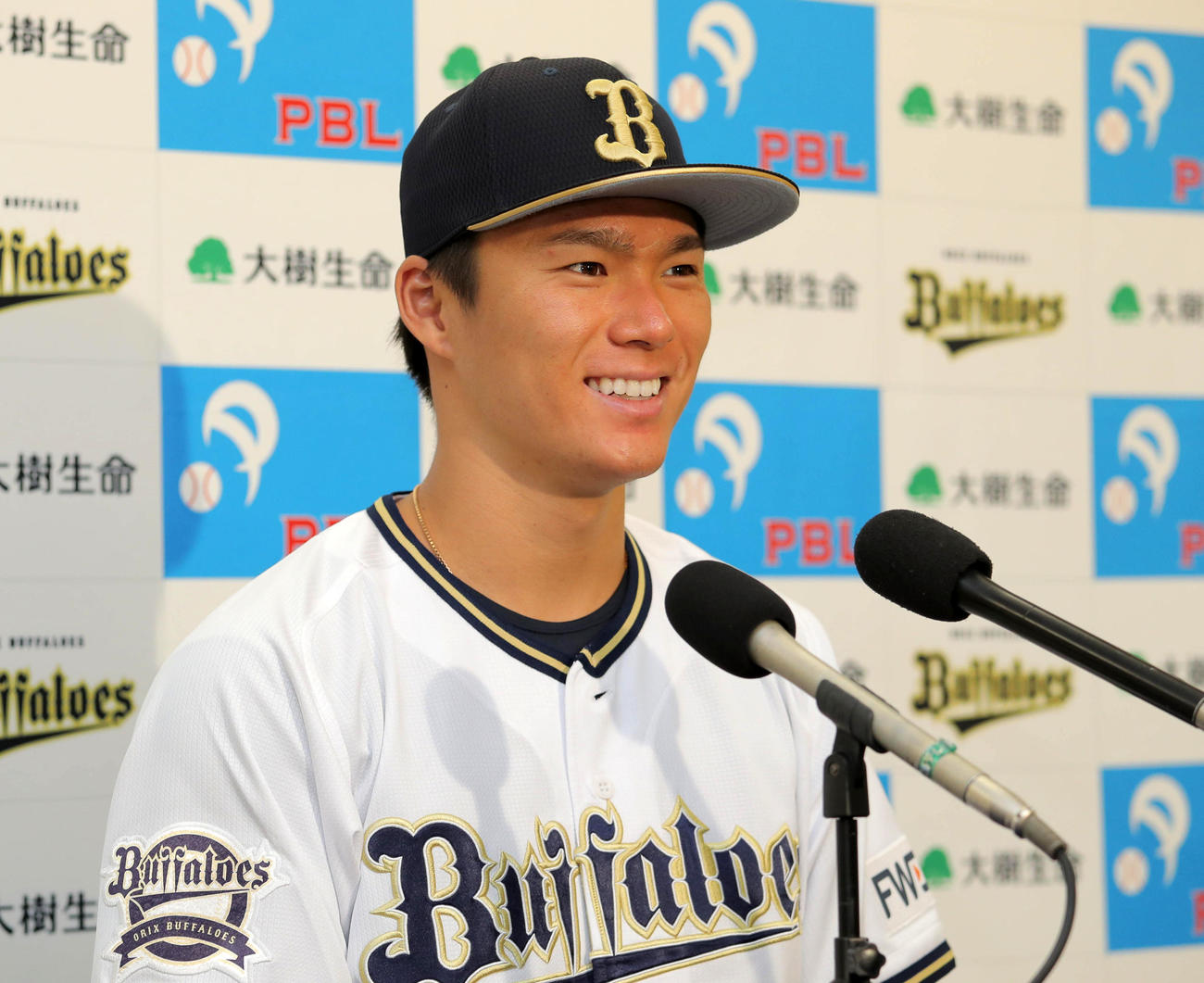 7・8月の投手部門月間MVPを受賞し笑顔で会見する山本