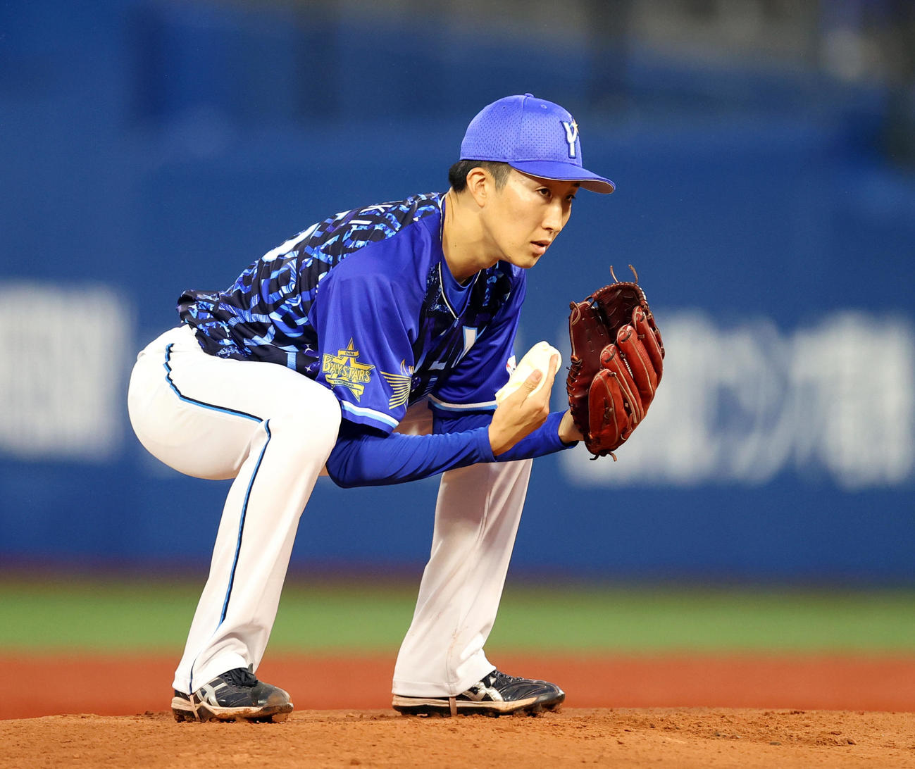 DeNA対巨人　投球前、四股を踏むDeNA先発の大貫（撮影・狩俣裕三）