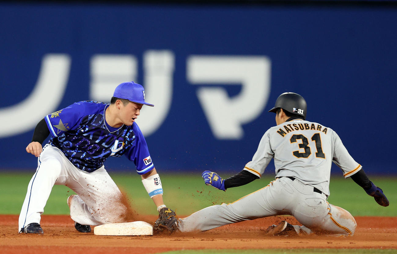 DeNA対巨人　1回表巨人無死一塁、二盗を失敗する松原（右）。左は牧（撮影・狩俣裕三）