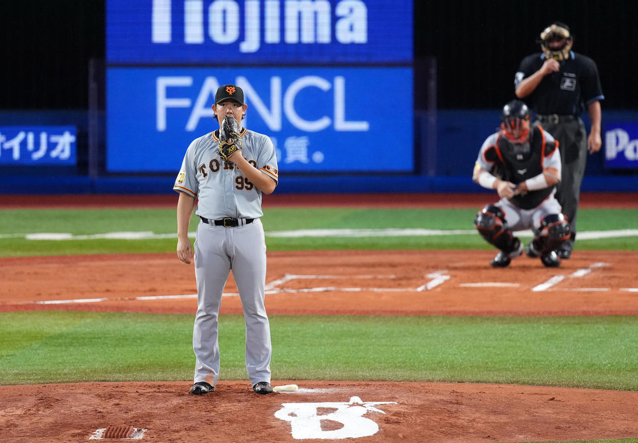 DeNA対巨人　1回裏開始前、マウンドで集中する巨人山口（撮影・横山健太）