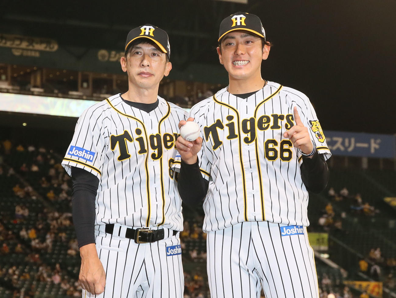 阪神対ヤクルト　プロ初勝利を挙げた小川（右）は矢野監督と記念撮影に納まる（撮影・上山淳一）