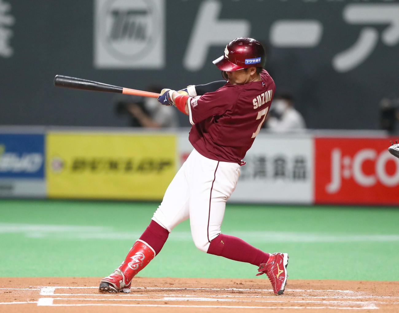 日本ハム対楽天　2回表楽天無死、右越え本塁打を放つ鈴木大（撮影・黒川智章）