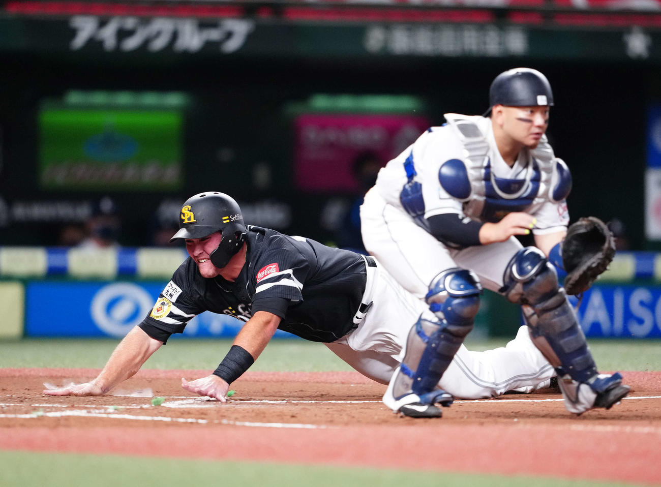 西武対ソフトバンク　3回表ソフトバンク2死二塁、牧原大の適時打で生還するリチャード。捕手森（撮影・江口和貴）