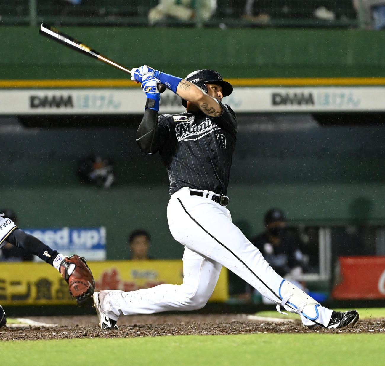 オリックス対ロッテ　8回表ロッテ1死一、二塁、マーティンは右中間に3点本塁打を放つ（撮影・前岡正明）