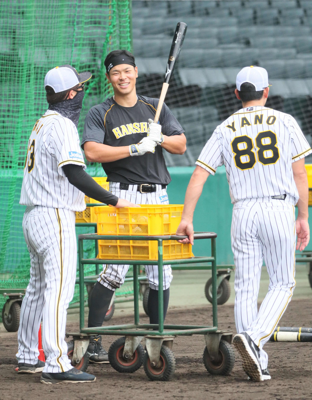 阪神対ヤクルト　矢野監督（右）と話し合う佐藤輝（中央）（撮影・宮崎幸一）