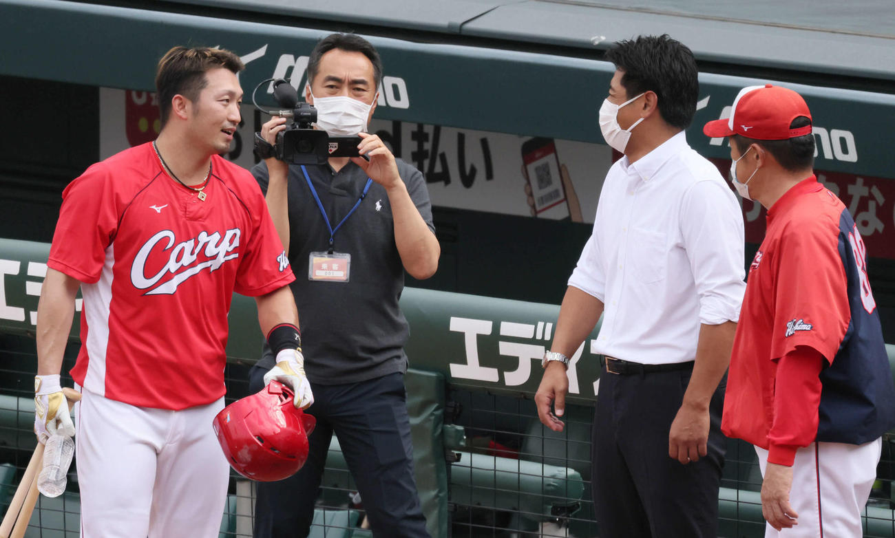 広島対中日　日本代表の稲葉監督（右から2人目）と話す鈴木誠（左）。右は佐々岡監督（撮影・加藤孝規）