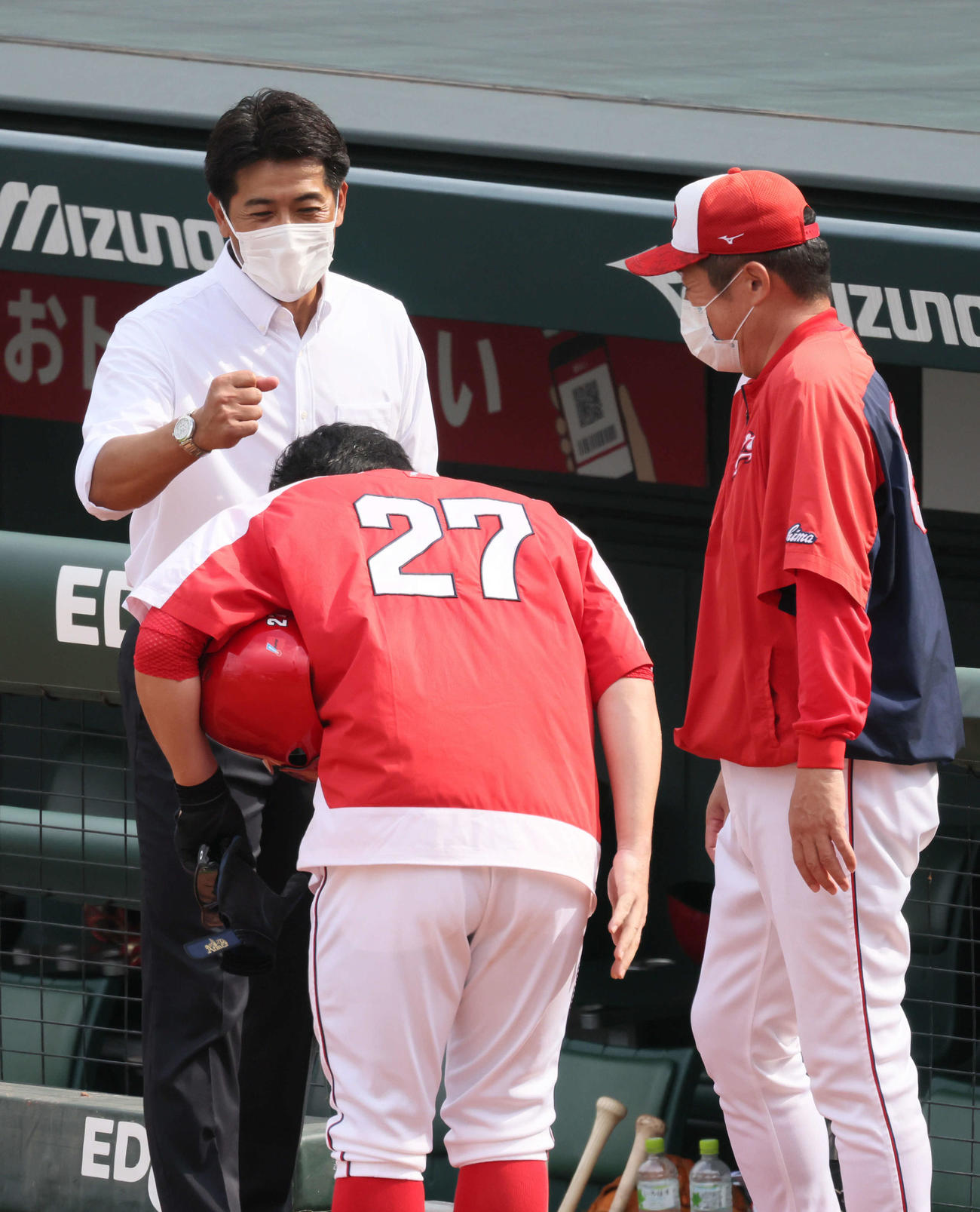 広島対中日　日本代表の稲葉監督（左）に頭を下げる会沢。右は佐々岡監督（撮影・加藤孝規）