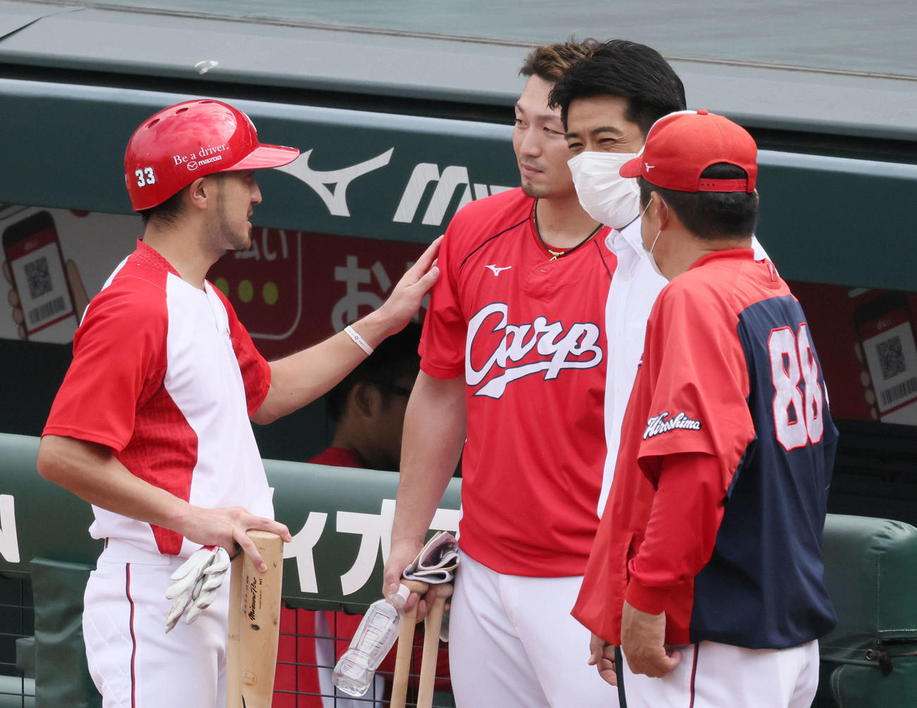 広島対中日　日本代表の稲葉監督（右から2人目）と話す鈴木誠（中央）。右は佐々岡監督。左は菊池涼（撮影・加藤孝規）