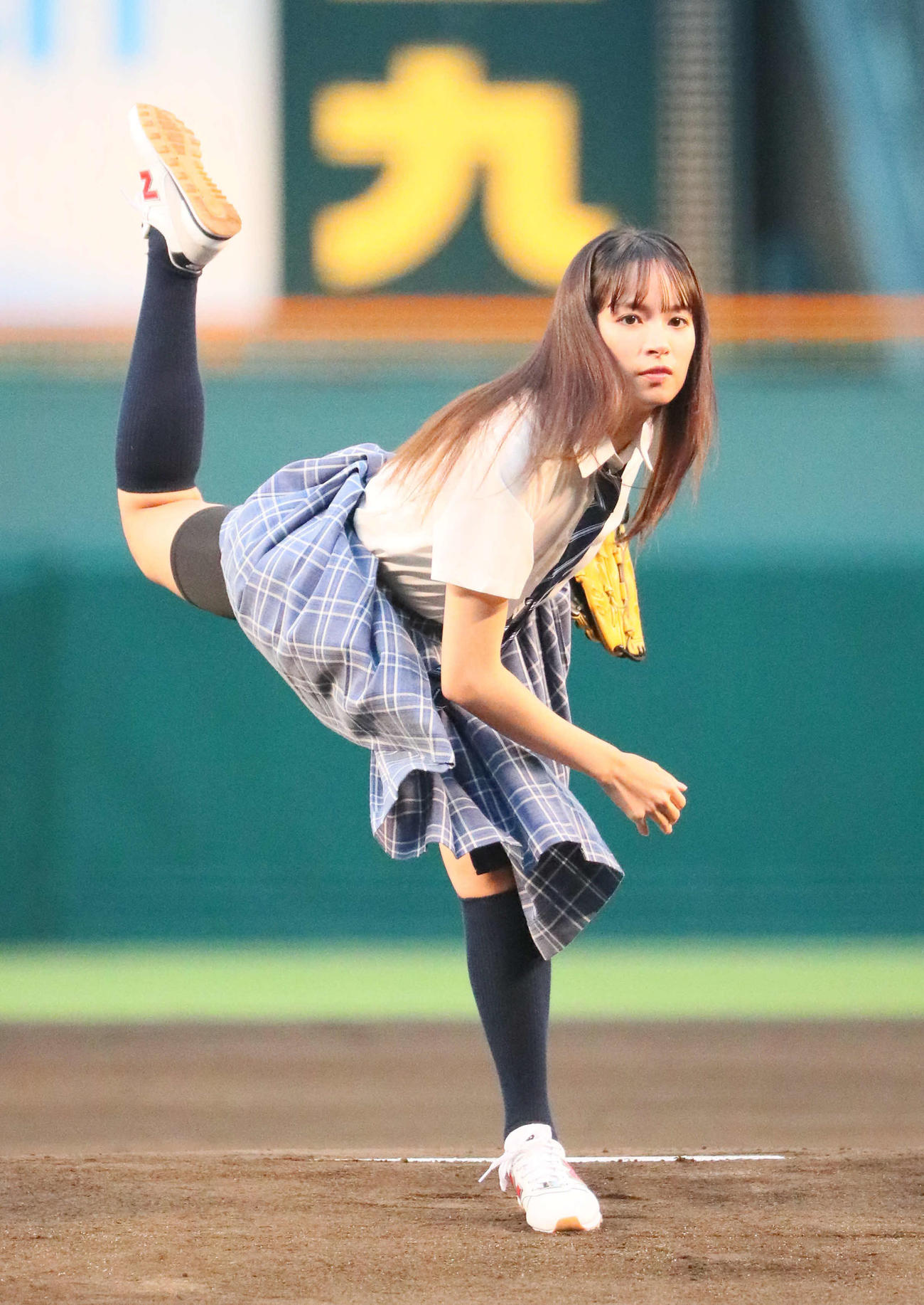 阪神対ヤクルト　ファーストピッチセレモニーを行った関水渚（撮影・宮崎幸一）