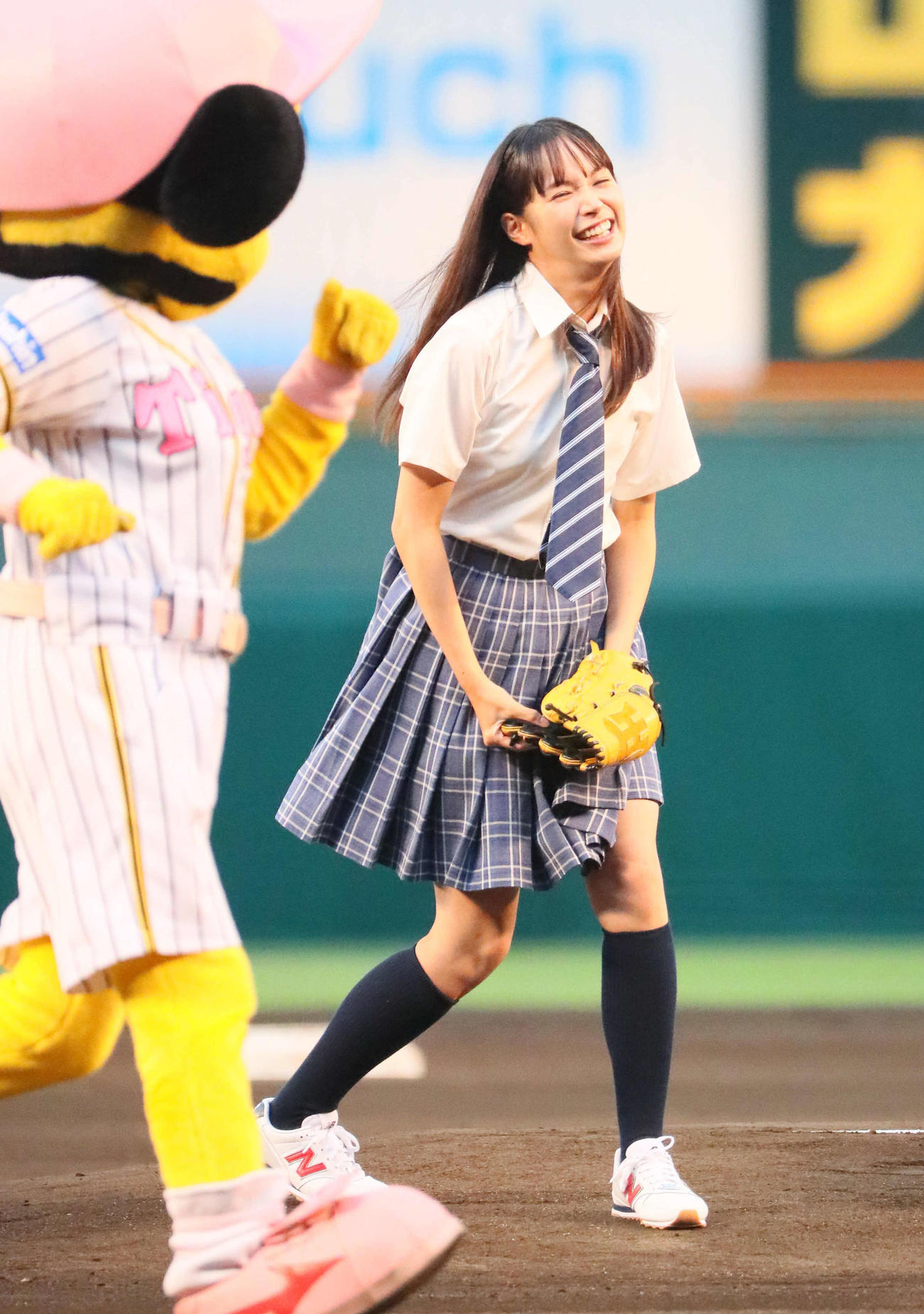 阪神対ヤクルト　ファーストピッチセレモニーを行った関水渚（撮影・宮崎幸一）