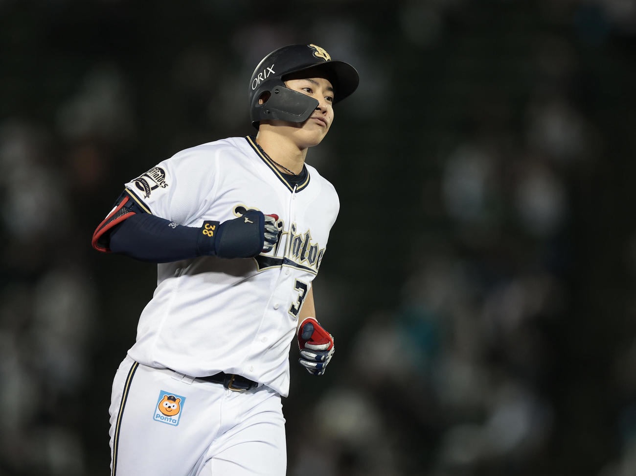 オリックス対ロッテ　3回裏オリックス無死、右中間へ先制本塁打を放ち三塁を回る来田（撮影・前田充）