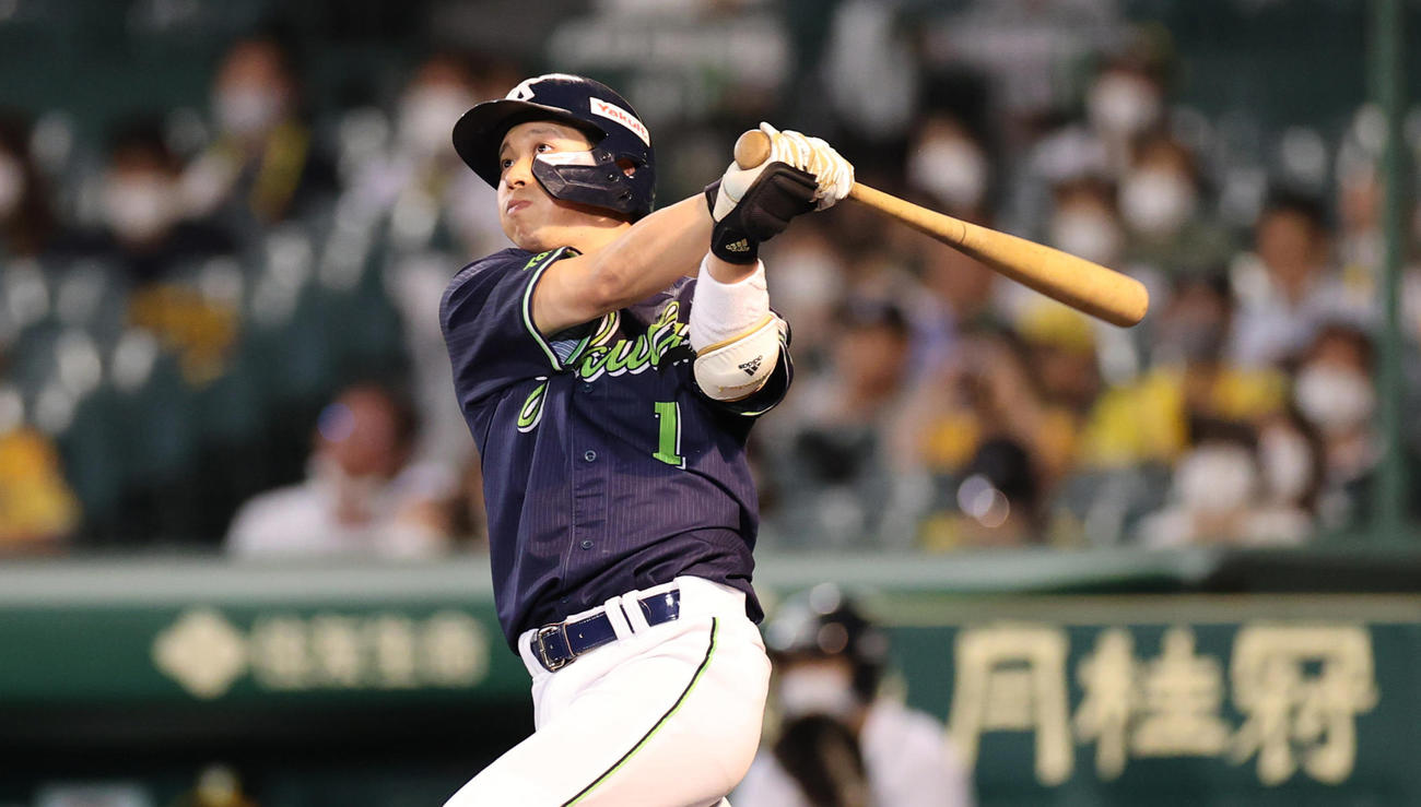 阪神対ヤクルト　3回表ヤクルト無死、左越えソロ本塁打を放つ山田（撮影・清水貴仁）