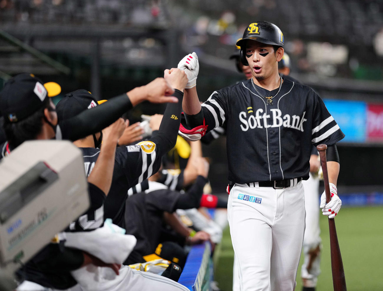 西武対ソフトバンク　2回表ソフトバンク2死一、三塁、3点本塁打を放ちタッチをかわす栗原（撮影・江口和貴）
