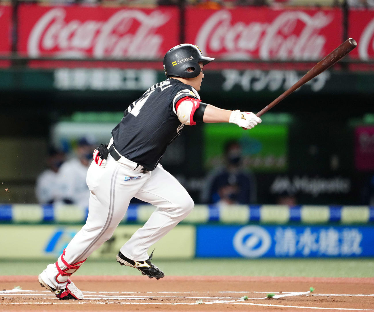 西武対ソフトバンク　1回表ソフトバンク1死一、三塁、左前に先制適時打を放つ栗原（撮影・江口和貴）