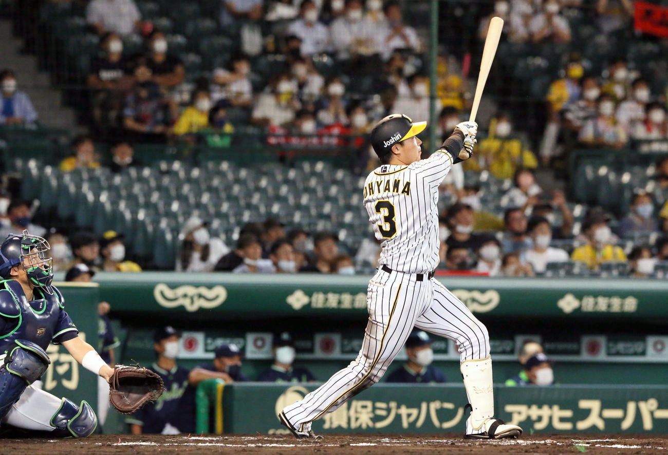 阪神対ヤクルト　6回裏阪神2死一塁、大山は左中間越え2点本塁打を放つ（撮影・上山淳一）