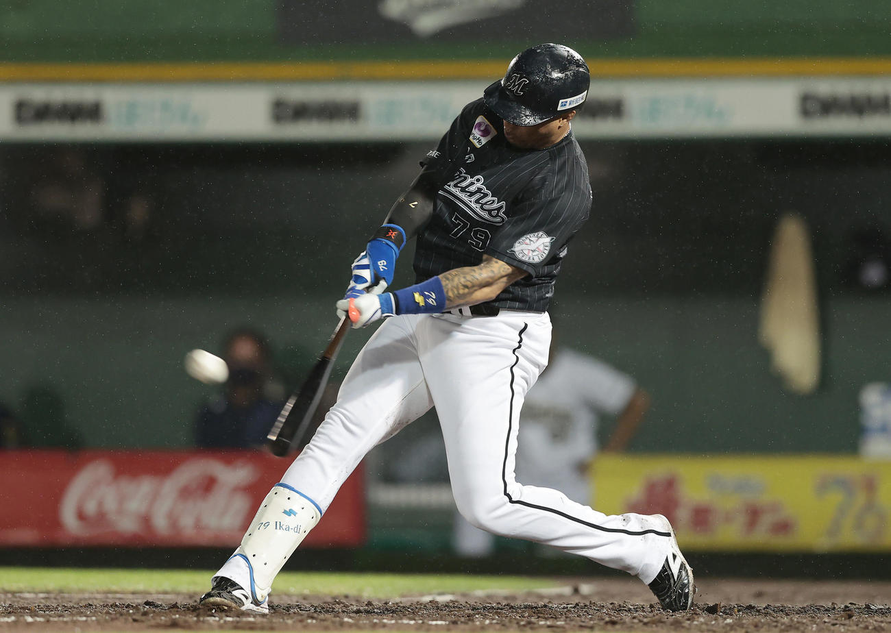 オリックス対ロッテ　8回表ロッテ1死一、二塁、右中間へ球団通算8000号となる勝ち越し3点本塁打を放つマーティン（撮影・前田充）