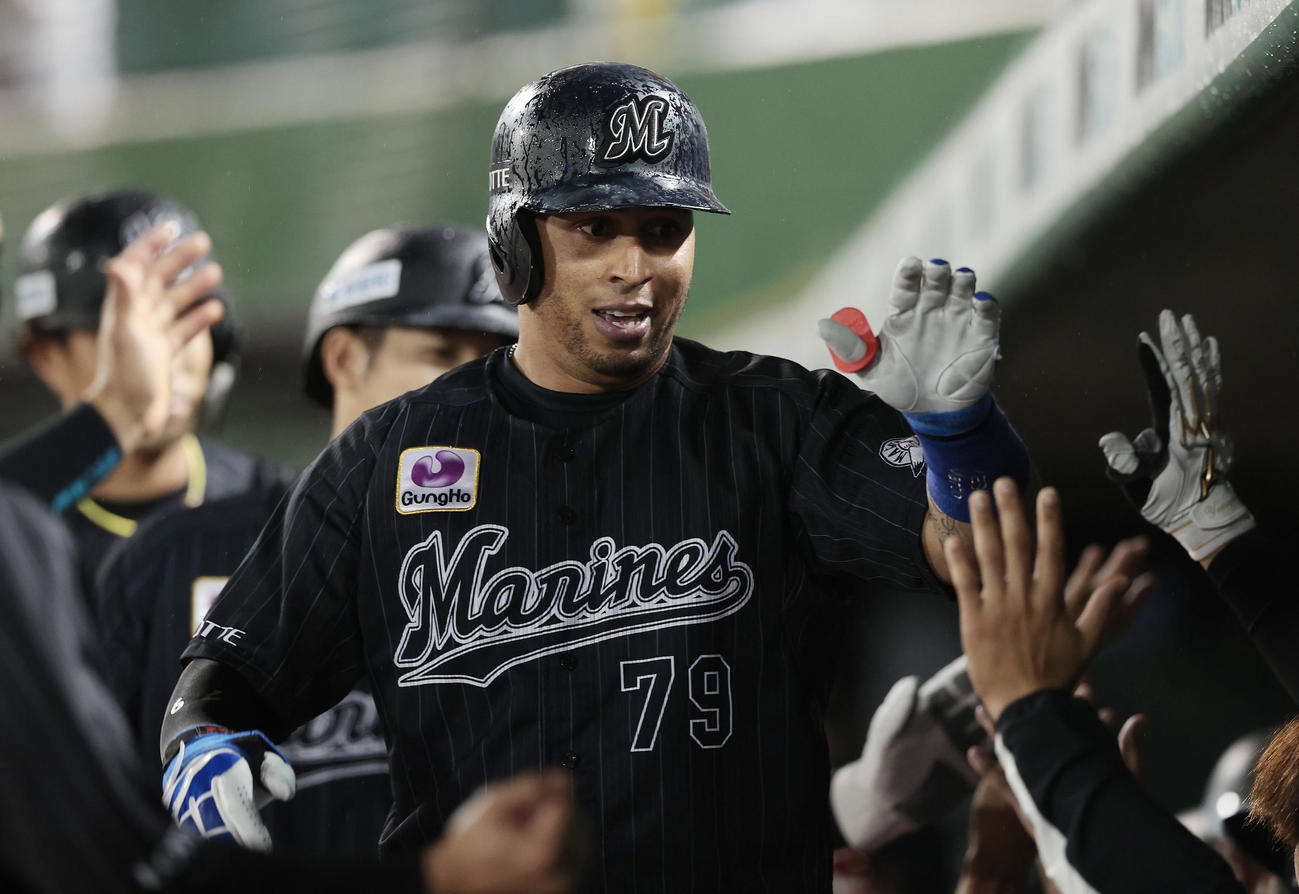 オリックス対ロッテ　8回表ロッテ1死一、二塁、右中間へ球団通算8000号となる勝ち越し3点本塁打を放ち、ナインに迎えられるマーティン（撮影・前田充）